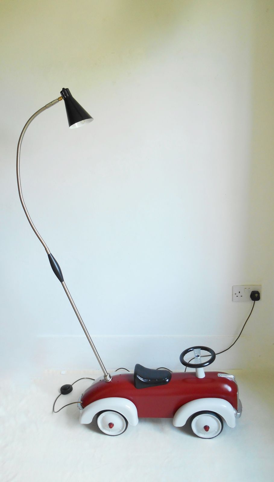 Verlichting Vintage Rijdend Speelgoedauto Verstelbare Vloerlamp photo