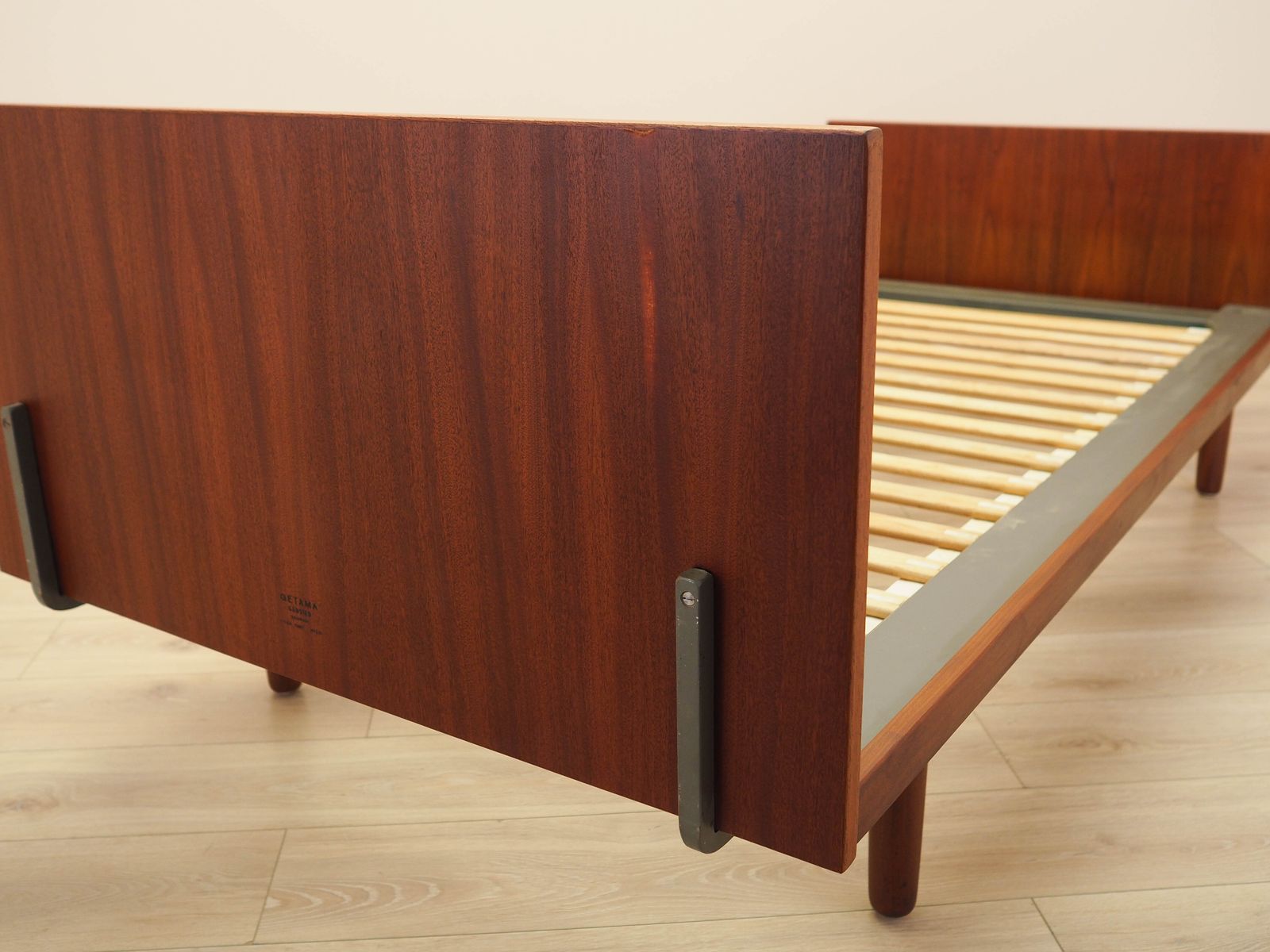 Teakhouten bed, Deens design, ca. jaren 1960 – Ontwerper: Hans J. Wegner, fabrikant: Getama photo vintage