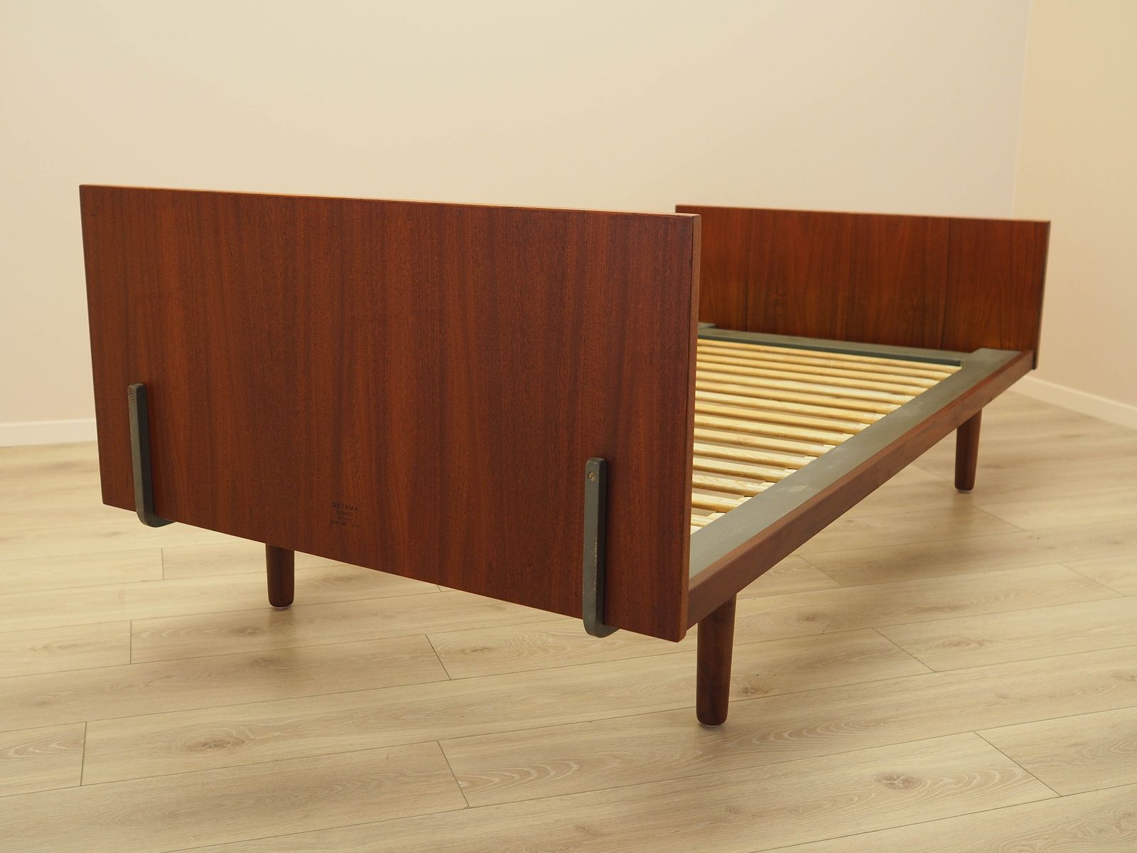 photo vinterior Teakhouten bed, Deens design, ca. jaren 1960 – Ontwerper: Hans J. Wegner, fabrikant: Getama