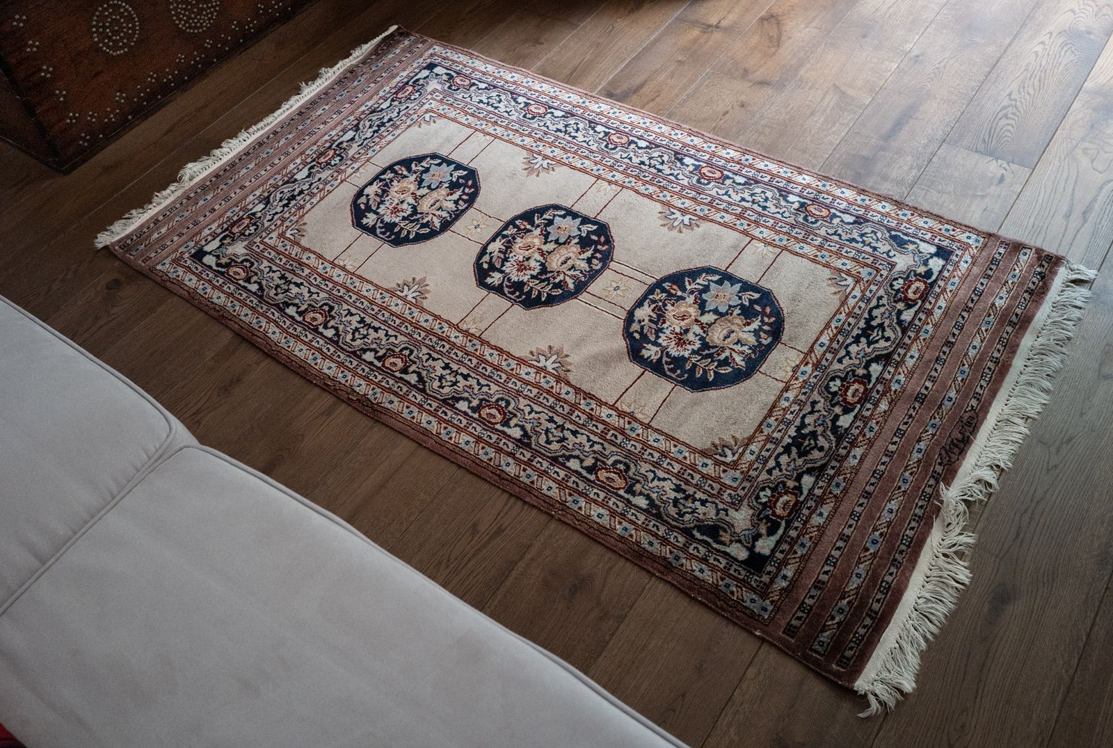 Fine Hand Knotted Ivory Wool Rug Triple Floral Medallion, 240 Kpsi photo vinterior