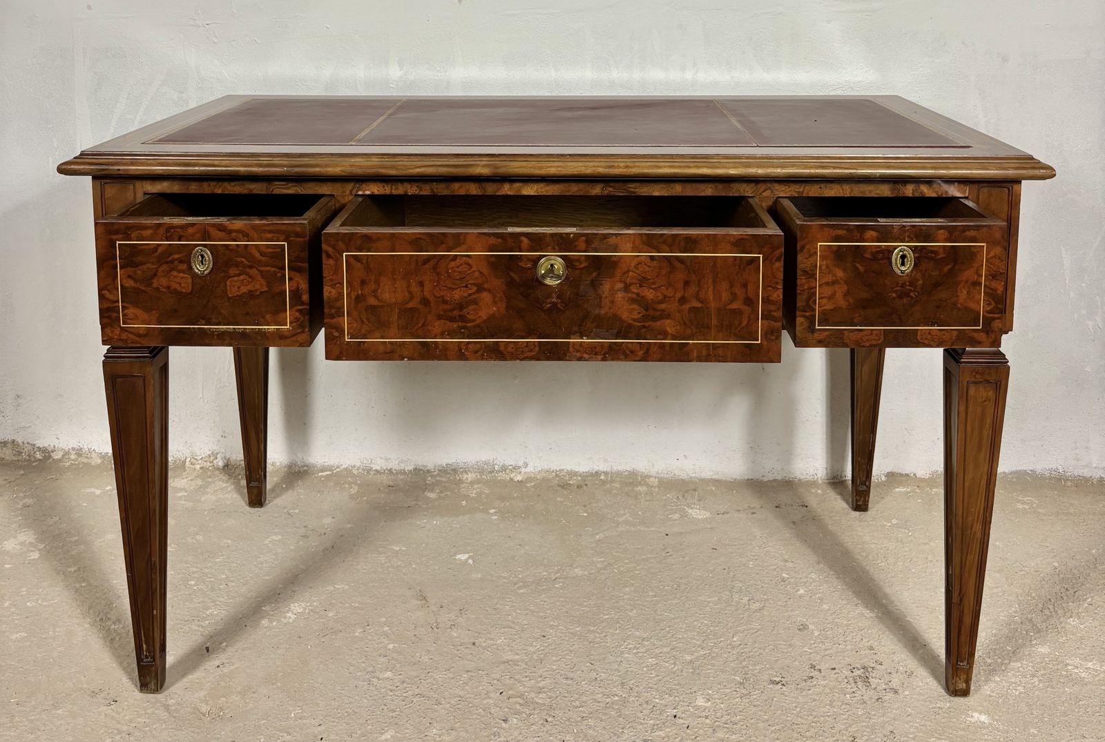 Franse schrijftafel in Louis XVI-stijl, walnoot met lederen blad, begin 20e eeuw photo vinterior
