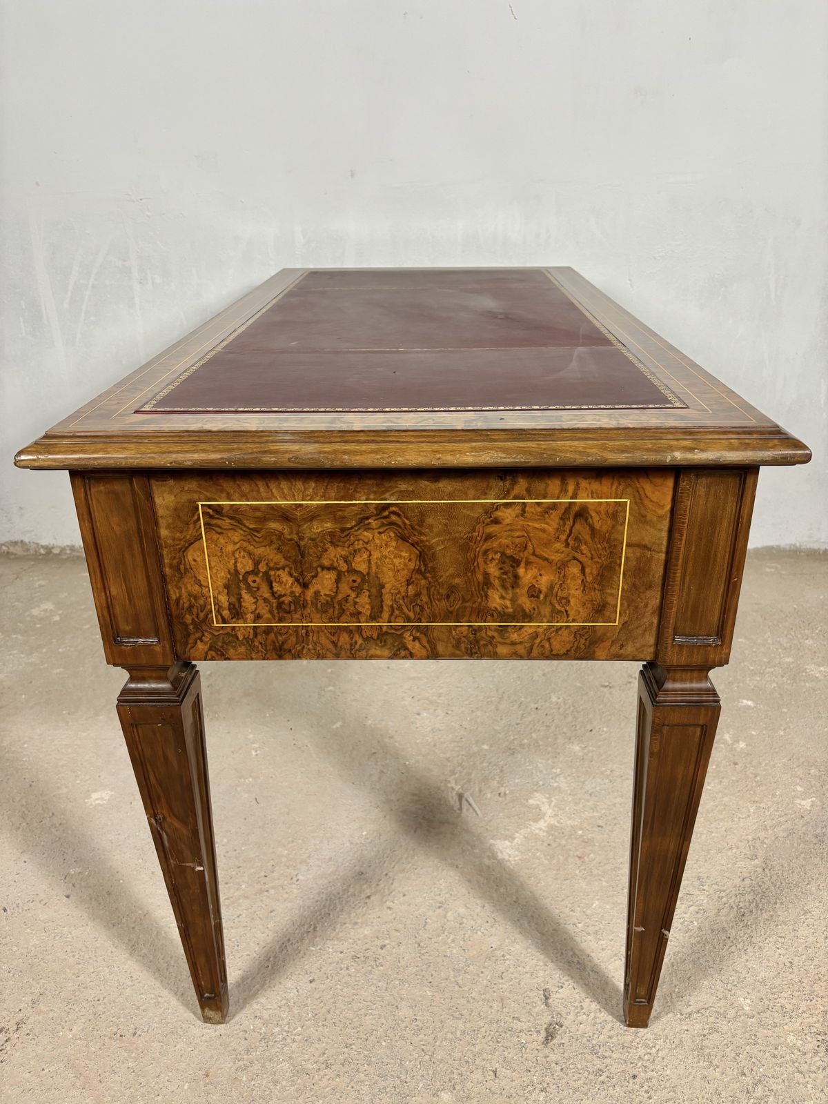 photo furniture Franse schrijftafel in Louis XVI-stijl, walnoot met lederen blad, begin 20e eeuw