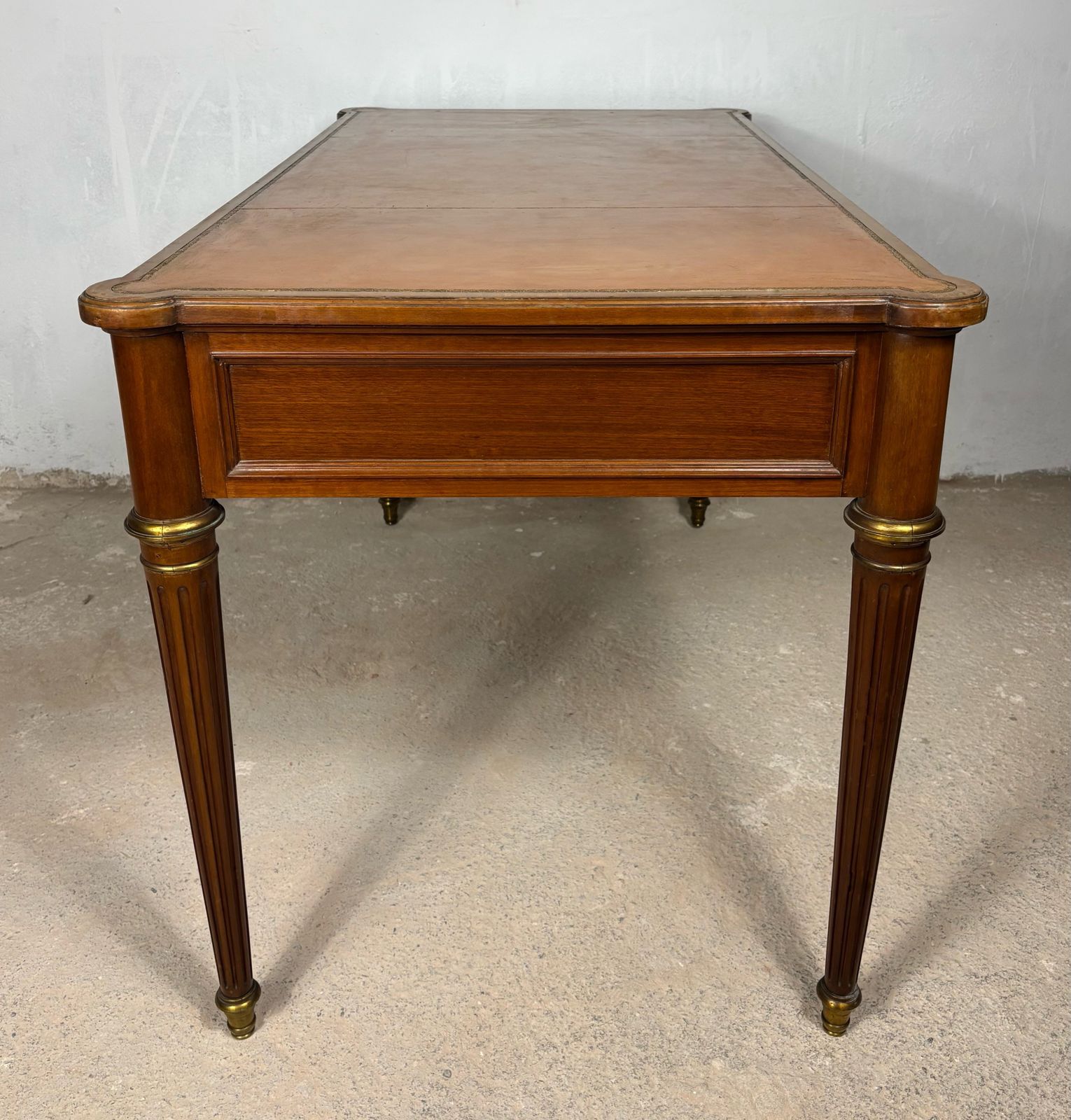 photo furniture Elegant schrijfbureau, begin 20e eeuw, met messing details en drie lades