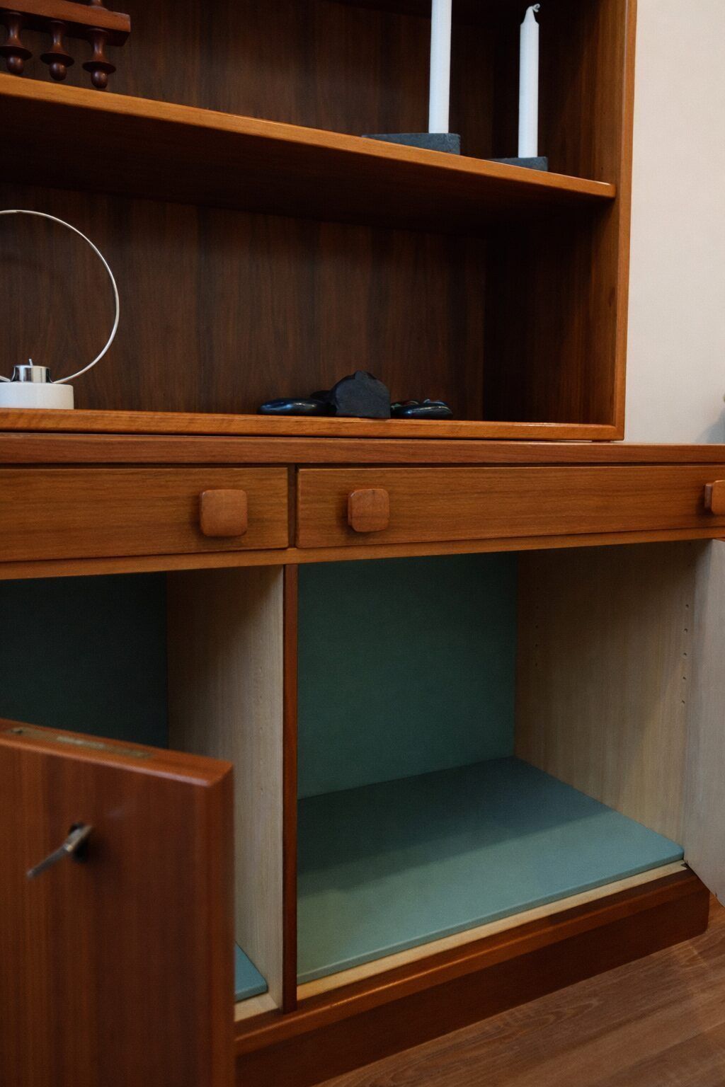Gerestaureerde teakhouten kast/dressoir photo 1150.0