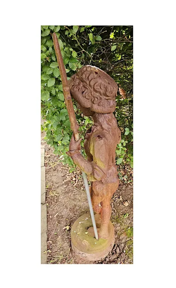 Uitzonderlijk groot paar gietijzeren figuratieve tuinsculpturen van Zwitserse gardisten, 20e eeuw photo buy
