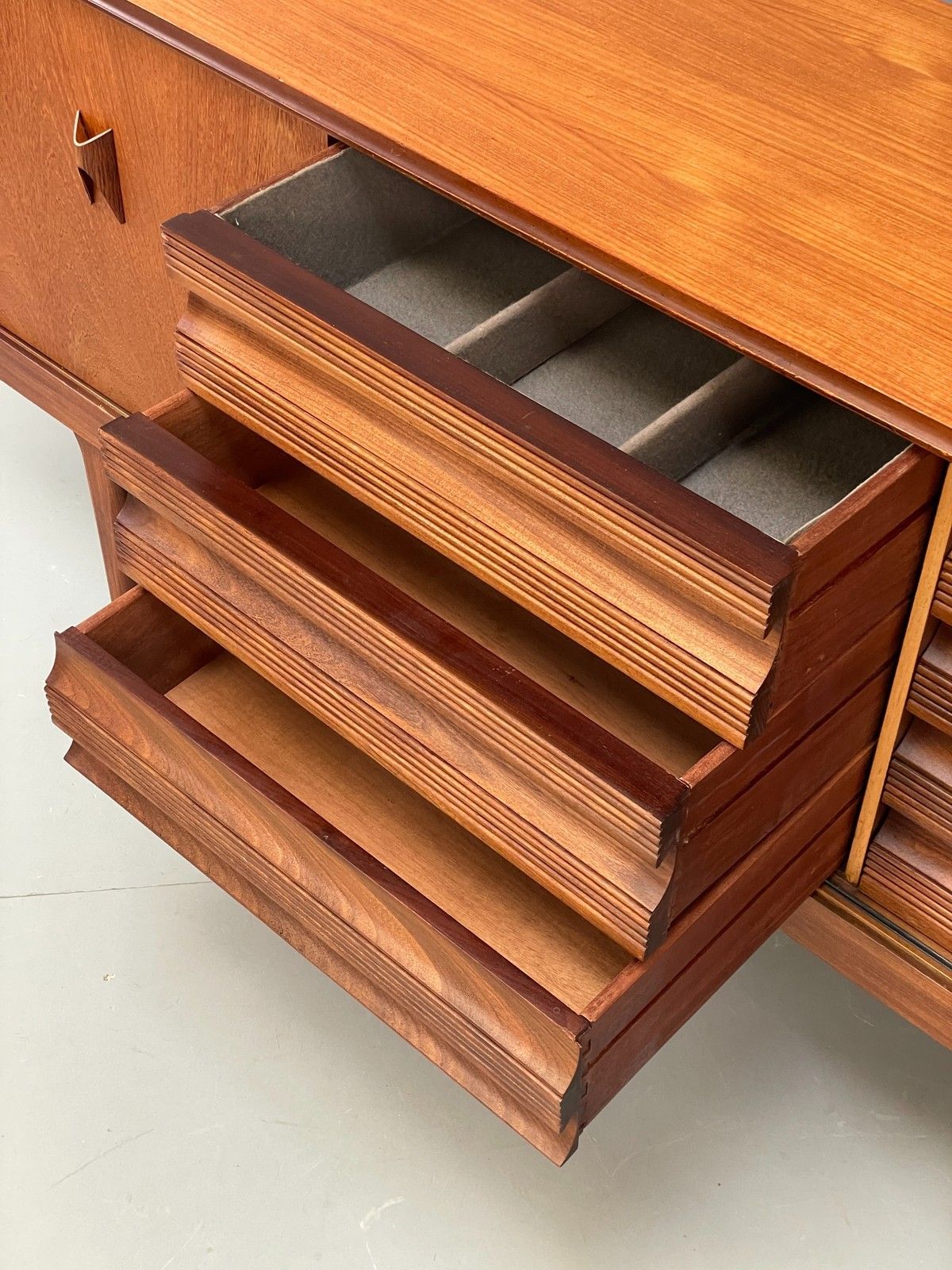 photo vinterior Vintage 1960s Teak Sideboard Elliots Of Newbury Mid Century Drawers Eb12060