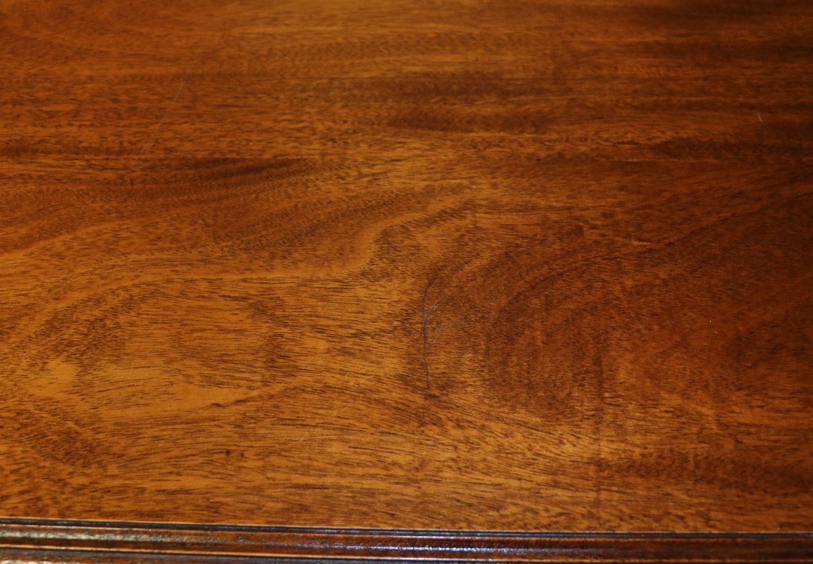 photo vinterior A Lovely Solid Mahogany Bachelors’ Chest.