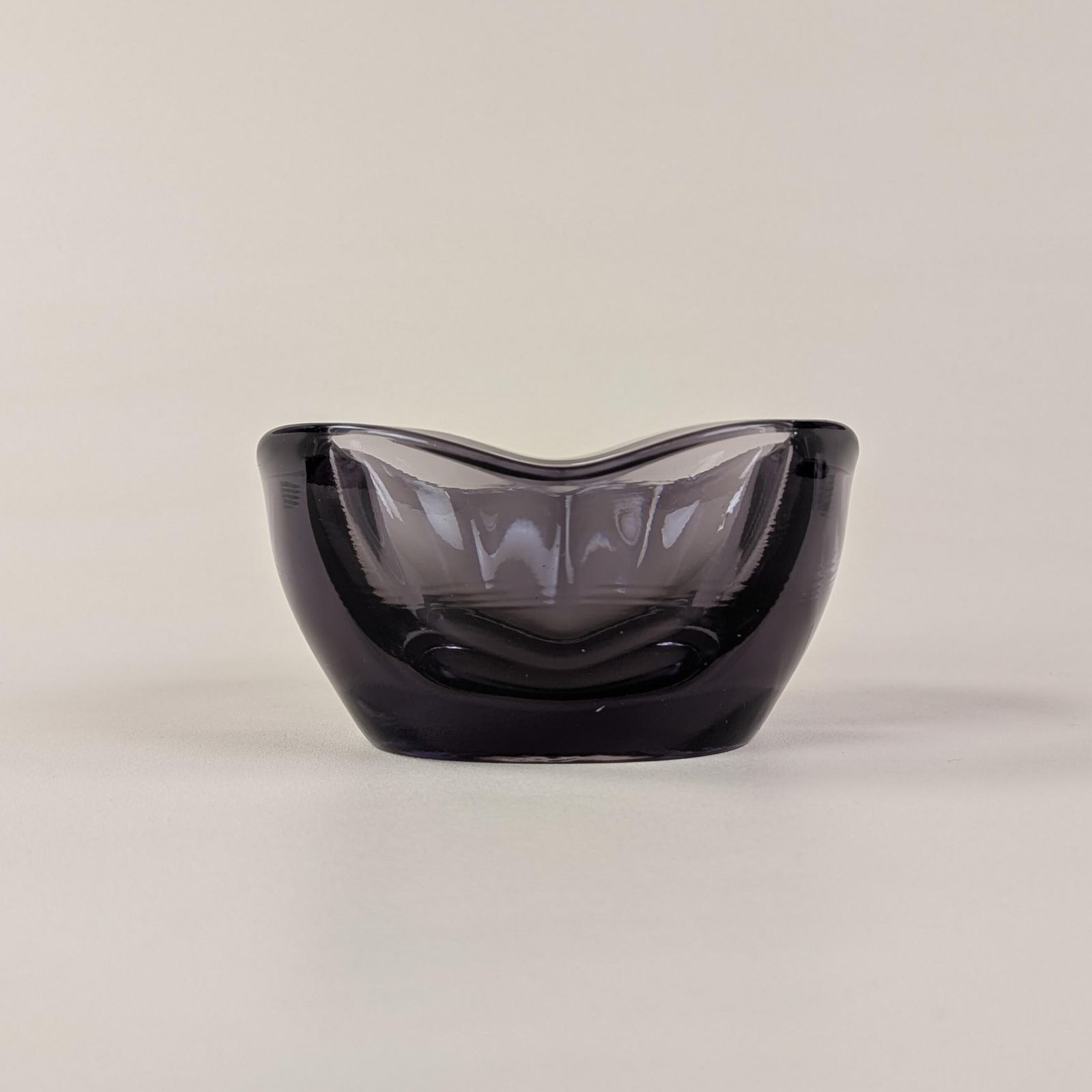 Sklo Union Amethyst Catchall Dish, Rudolf Jurnikl Heavy Glass Desk Tidy, Purple Trinket Bowl, Mid Century Modern 1960s Office Decor Ashtray