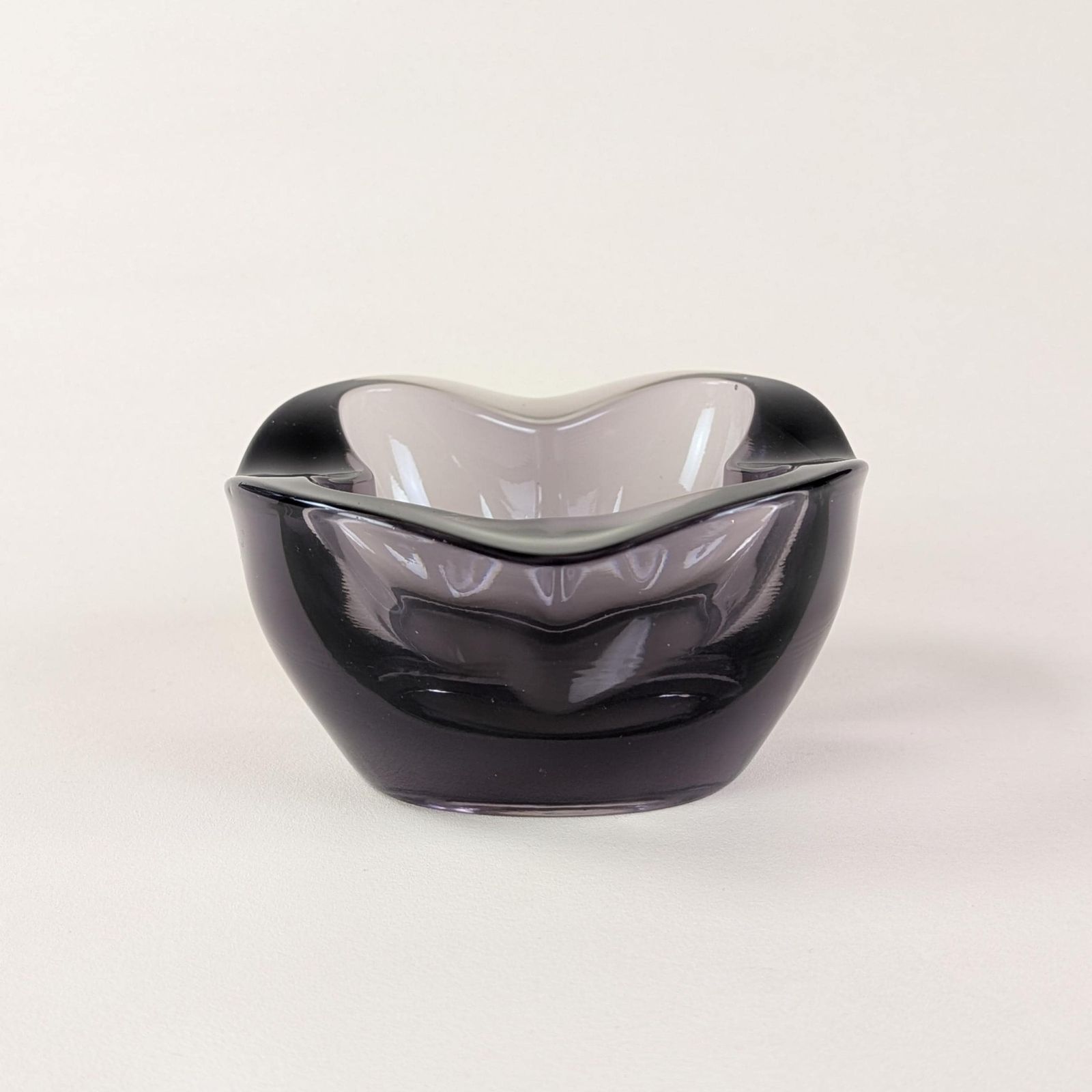 photo vintage Sklo Union Amethyst Catchall Dish, Rudolf Jurnikl Heavy Glass Desk Tidy, Purple Trinket Bowl, Mid Century Modern 1960s Office Decor Ashtray