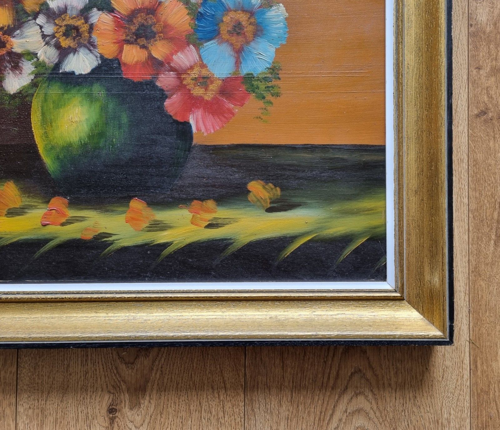 photo vintage Framed Oil Painting On Board Still Life Vibrant Flowers In Vase