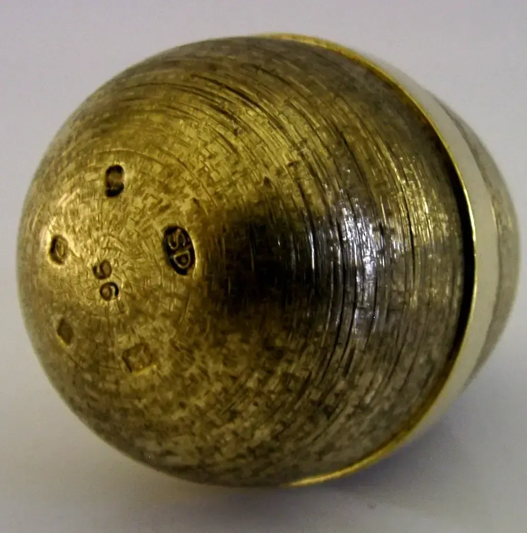 photo furniture Stuart Devlin Massief Sterling Zilver Verguld Surprise Egg 1977 Nautisch Visserij 148g
