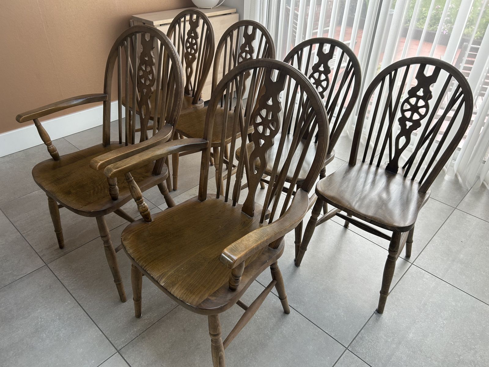 photo furniture Mid Century Set Of 6 Windsor Wheelback Dining Chairs With Carvers (Dated 1976)