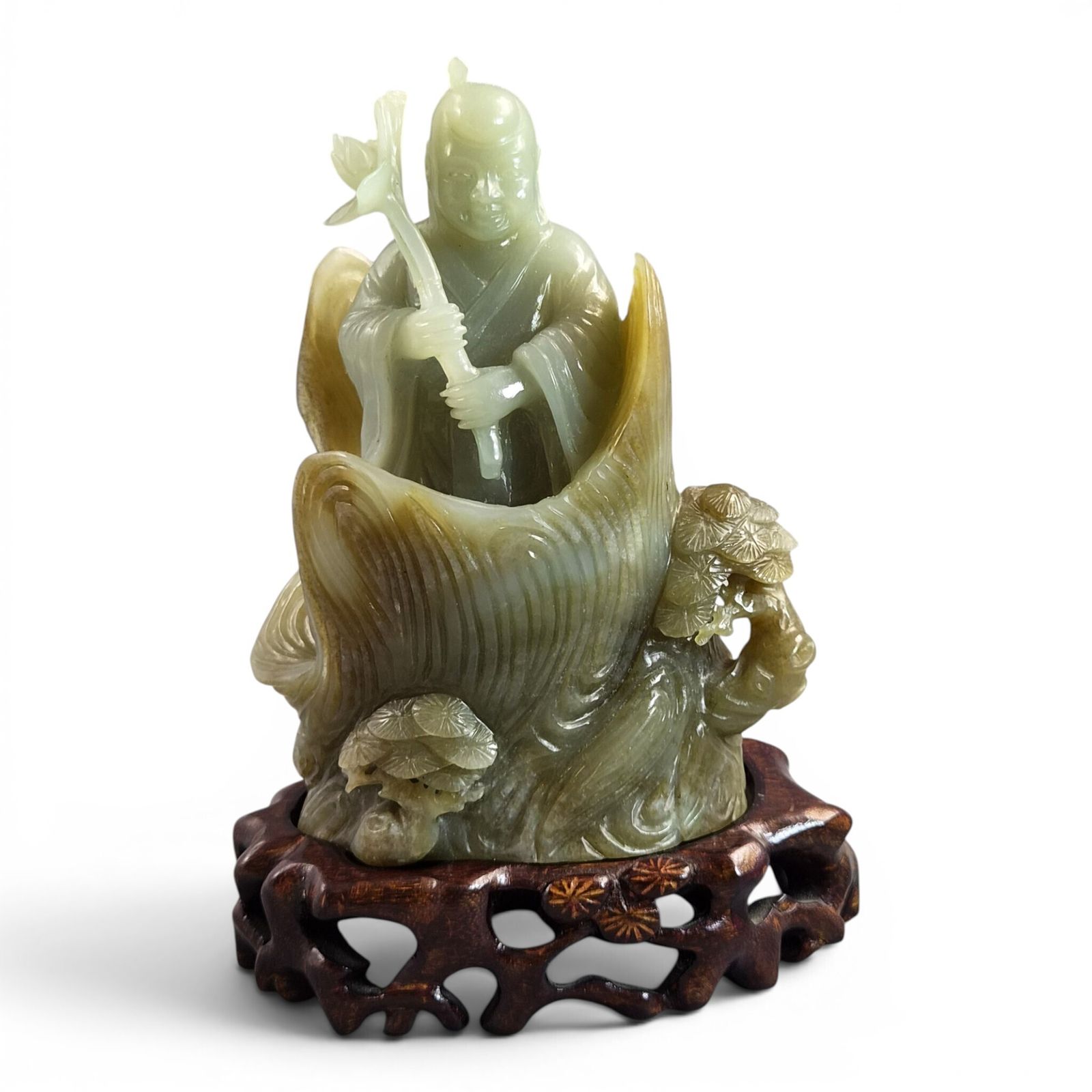 Groot Chinees gesneden jadeïet lotusbeeldje op bijpassende houten standaard