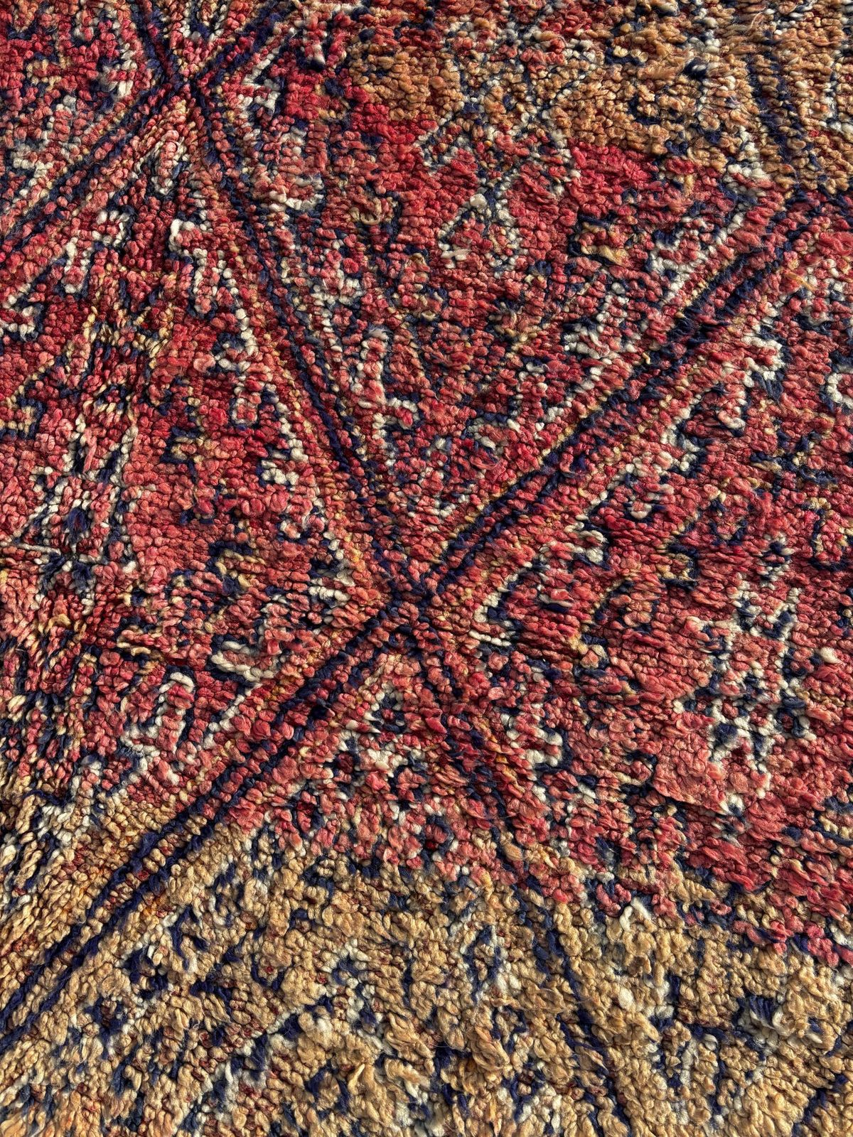 photo furniture Vintage Moroccan Beni M’guild Rug 190x350 Cm – Authentic Handwoven Wool Berber Rug From The Atlas Mountains