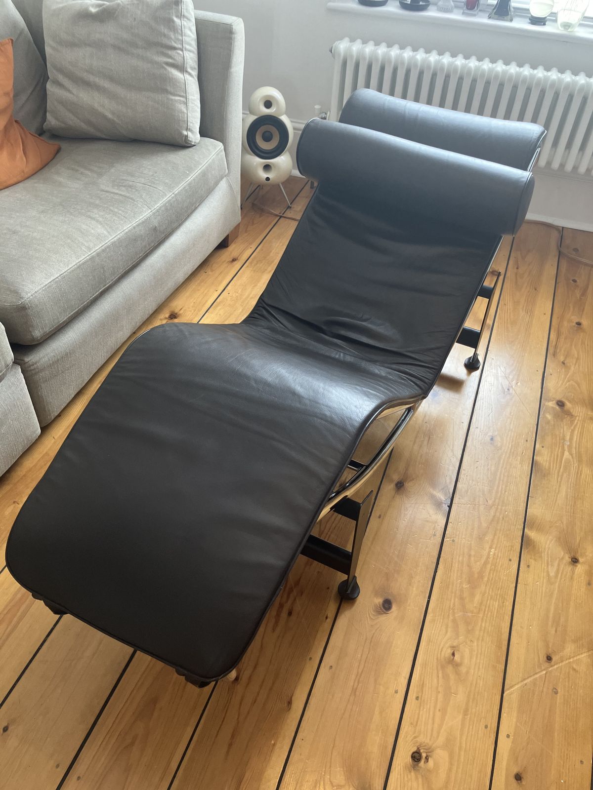 Le Corbusier Lc4 Chaise Longue Replica In Dark Brown Leather.
