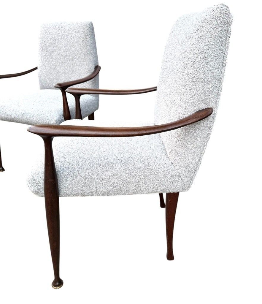 photo vintage A Pair Of Italian 1950s Wallnut Chairs By Cassina Newly Upholstered In Light Grey Boucle