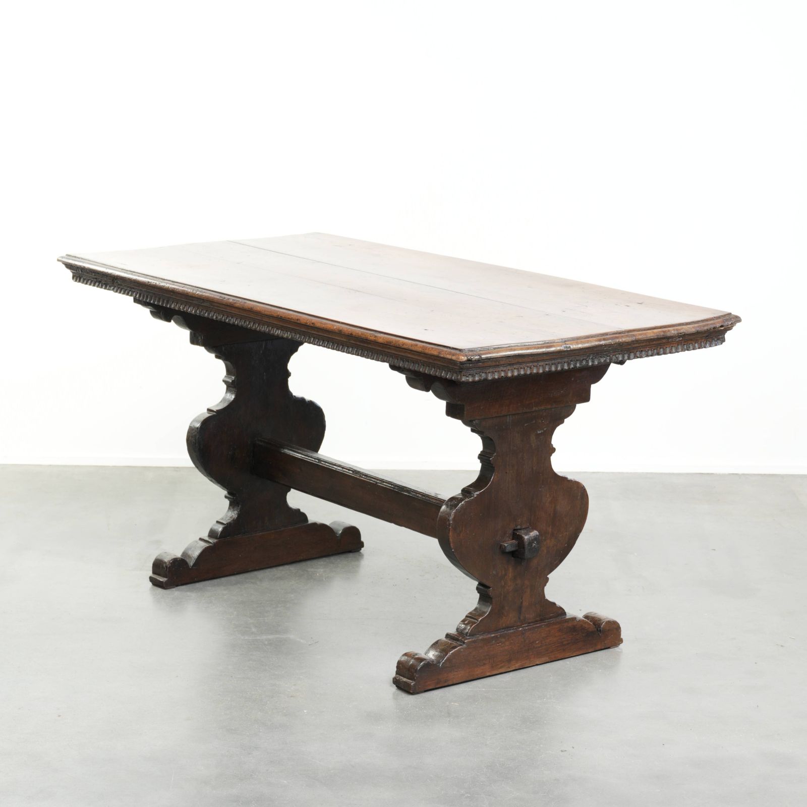 Bijzondere Italiaanse Eettafel Uit De 16e Eeuw, Gemaakt Van Walnotenhout.