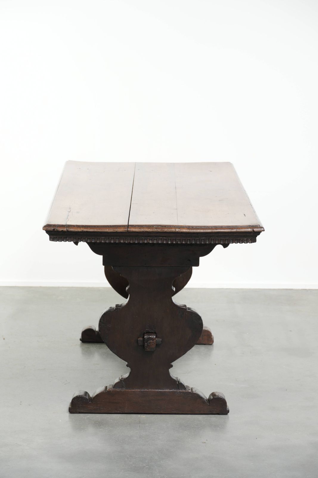 Mooie, unieke, karaktervolle en authentieke Italiaanse eettafel uit de 16e eeuw, vervaardigd van walnotenhout. photo for sale