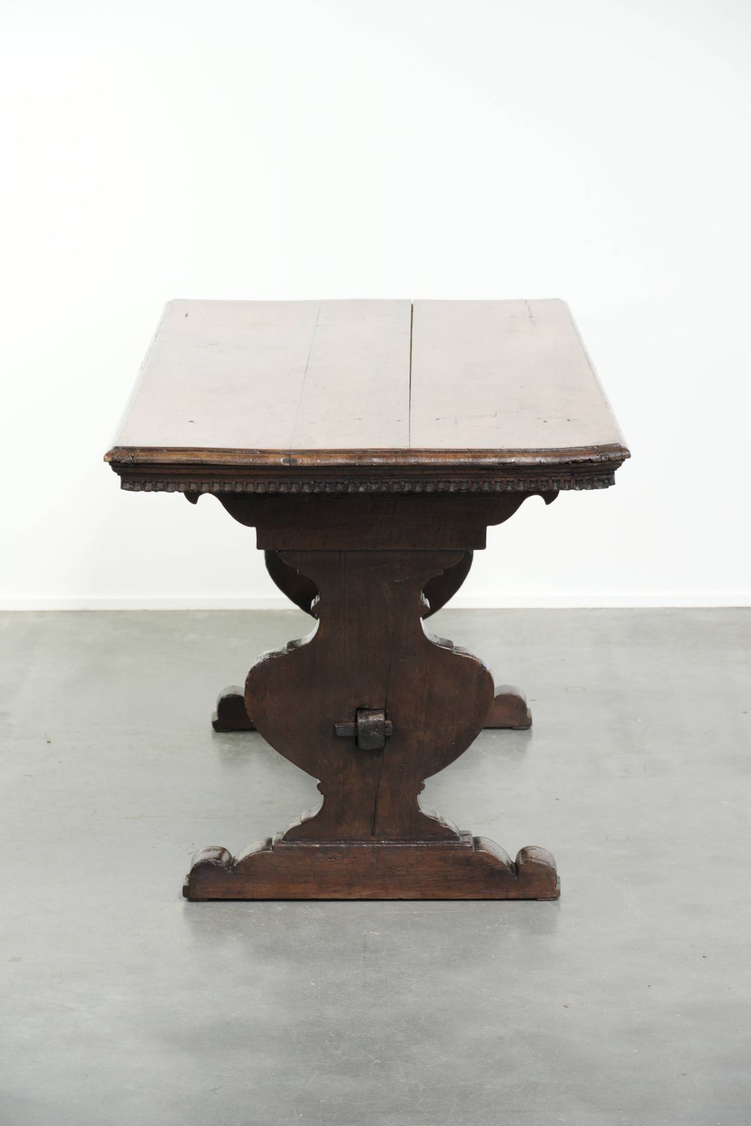 Mooie, unieke, karaktervolle en authentieke Italiaanse eettafel uit de 16e eeuw, vervaardigd van walnotenhout. photo 3120.0