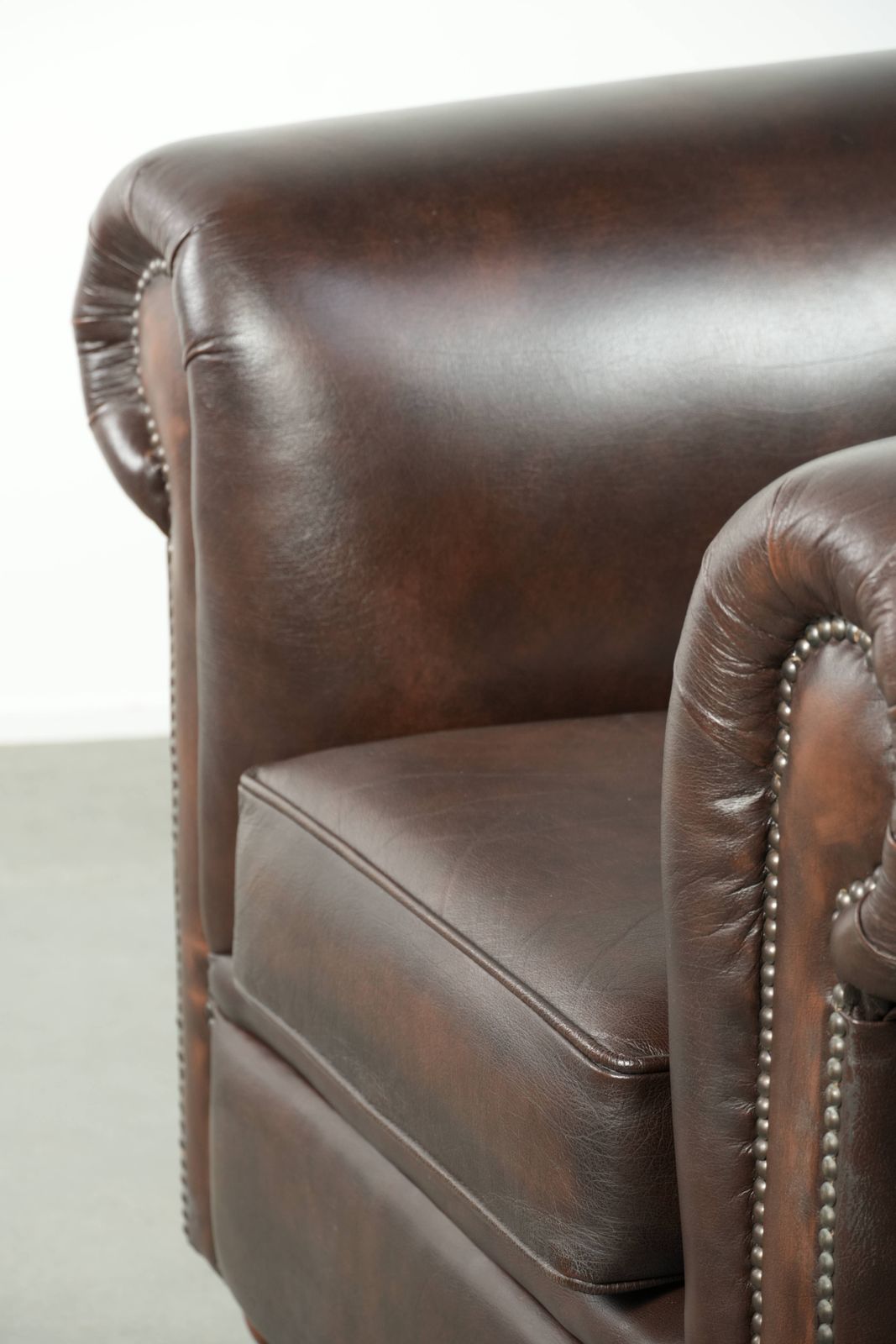 photo vinterior Luxurious Brown Cowhide Chesterfield Armchair With A Timeless English Look.
