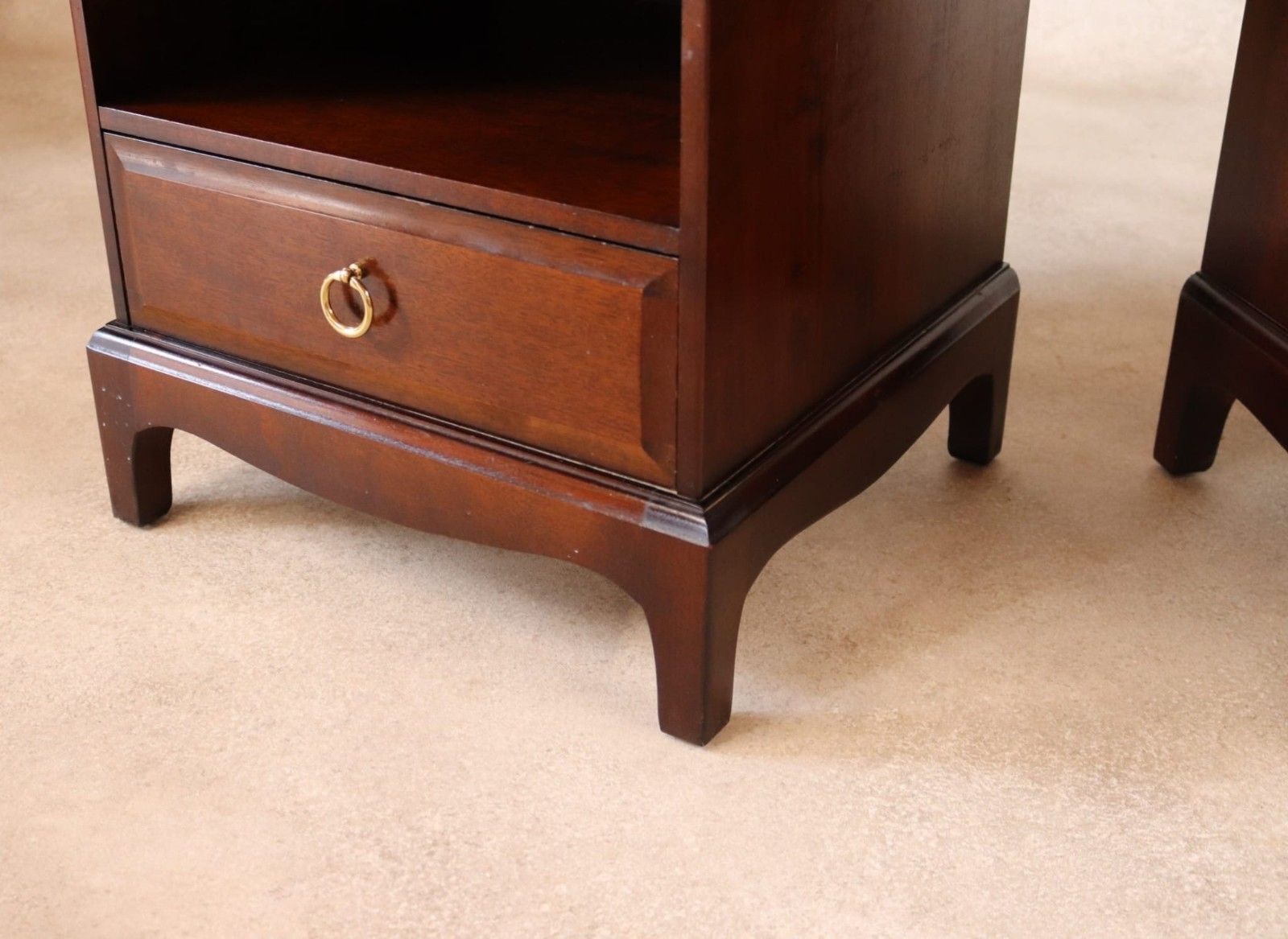 photo vintage Vintage Pair Of Stag Minstrel Bedside Cabinets / Tables
