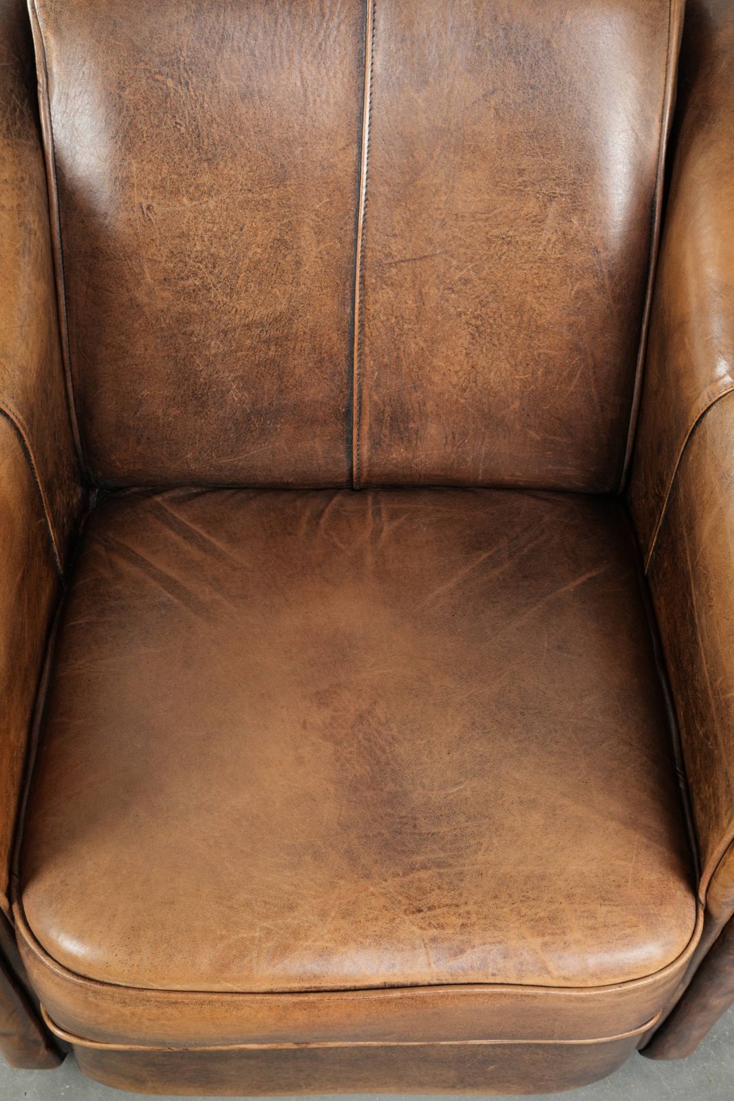 Fraai Vormgegeven en Comfortabele Schapenvacht Fauteuil met een Tijdloze Uitstraling en een Afwerking met Bijpassende Paspel. photo vinterior