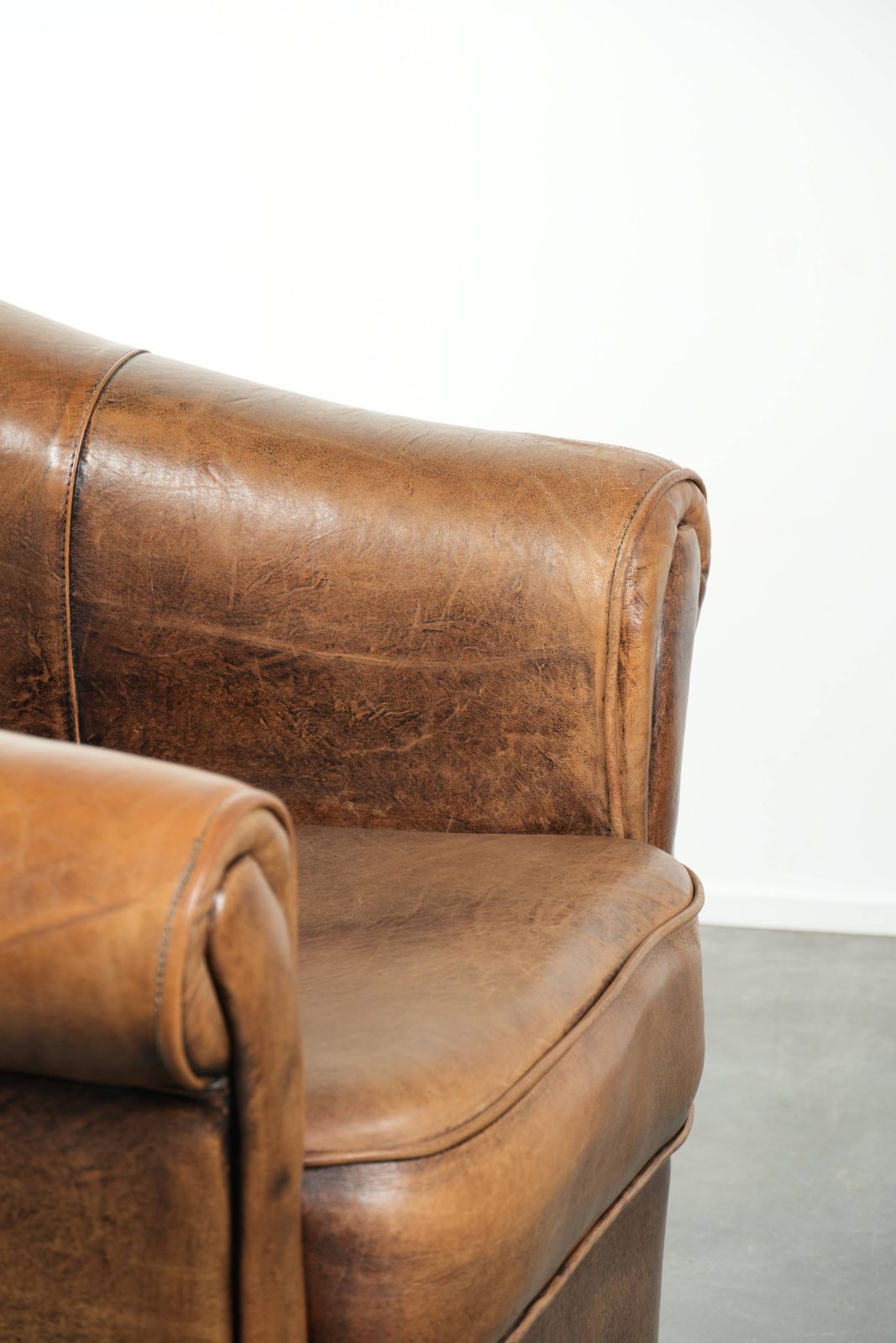 981.0 Fraai Vormgegeven en Comfortabele Schapenvacht Fauteuil met een Tijdloze Uitstraling en een Afwerking met Bijpassende Paspel. photo