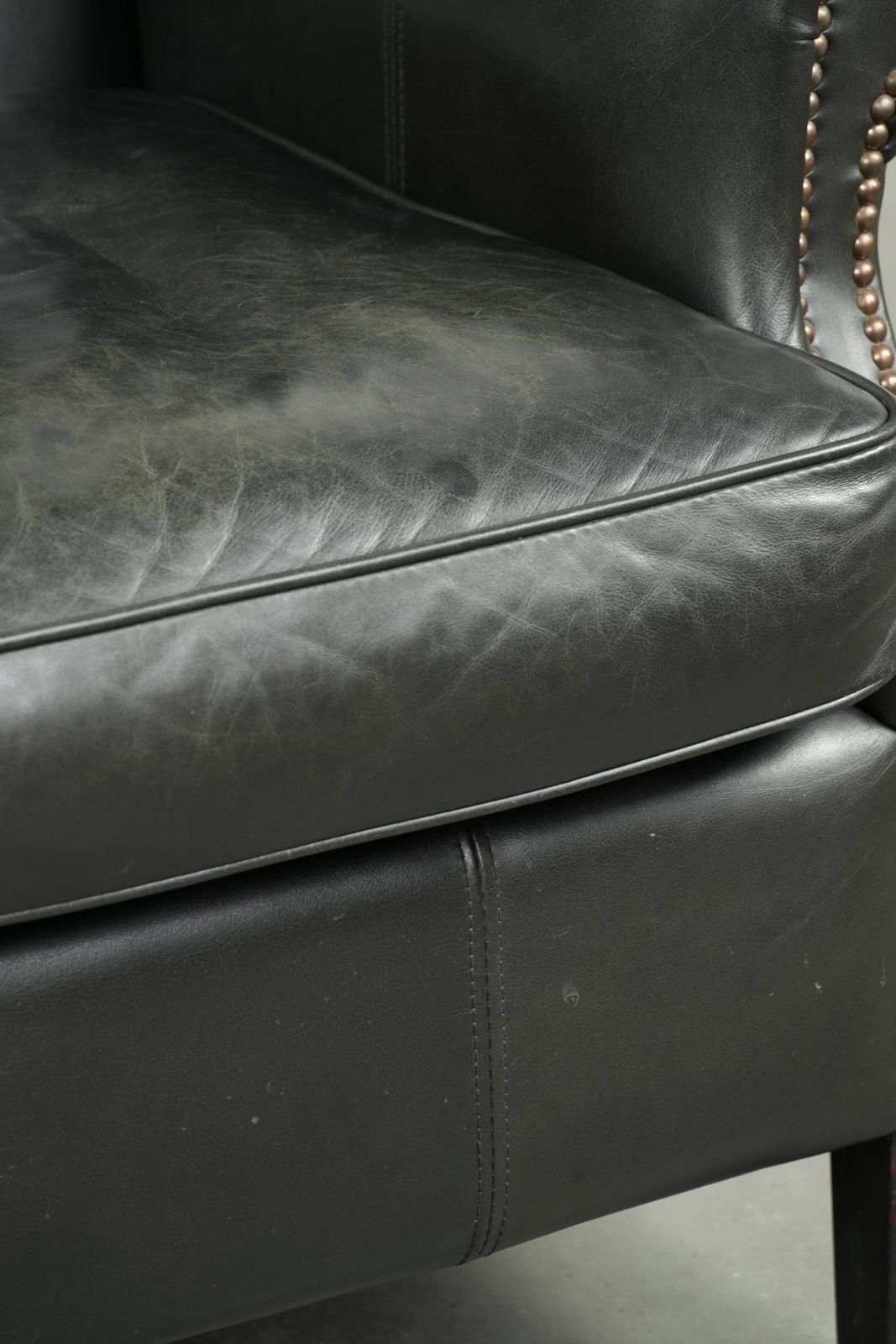 photo for sale Zwarte Koeienhuid Fauteuil Met Vleugelleuningen In Klassieke Engelse Stijl, Afgewerkt Met Decoratieve Siernagels.