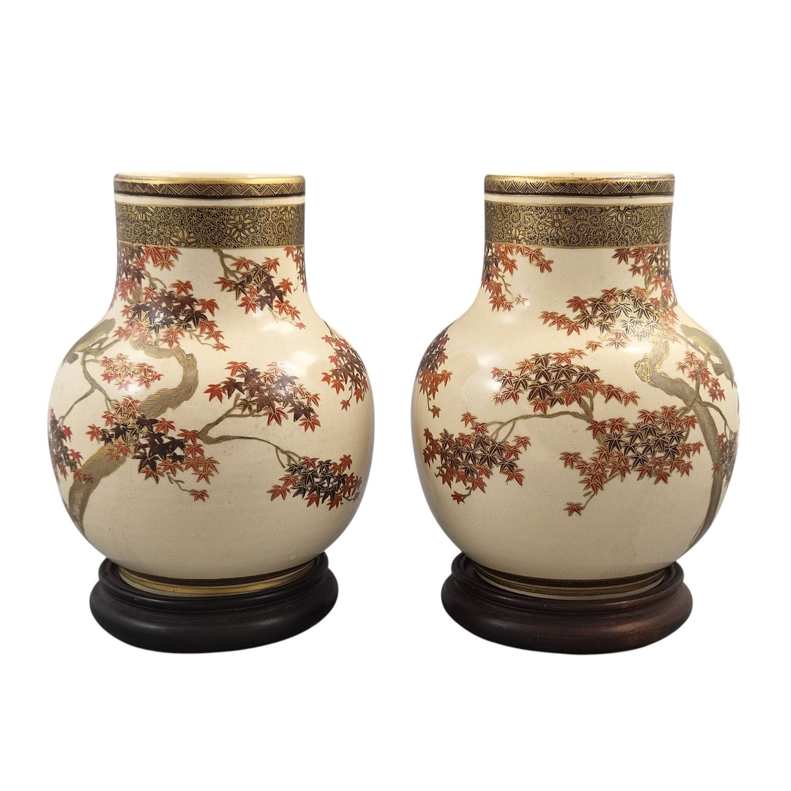 Paar Japanse Meiji Satsuma-vazen van Kinkōzan, Kyoto, ca. 1890-1910 photo Woonaccessoires