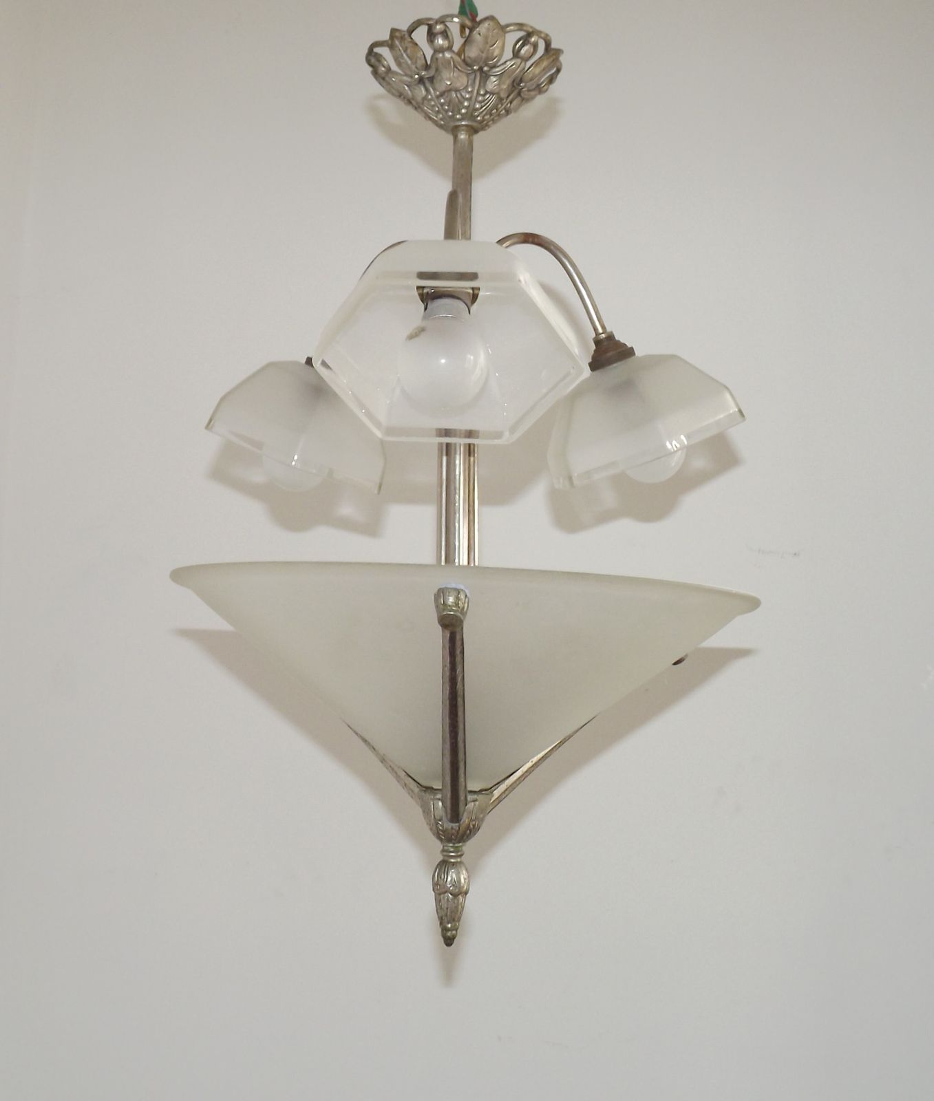 Franse art deco hanglamp met 3 lichtpunten – zilverkleurig metaal met grote kegelvormige kap en 3 zeshoekige glazen kappen