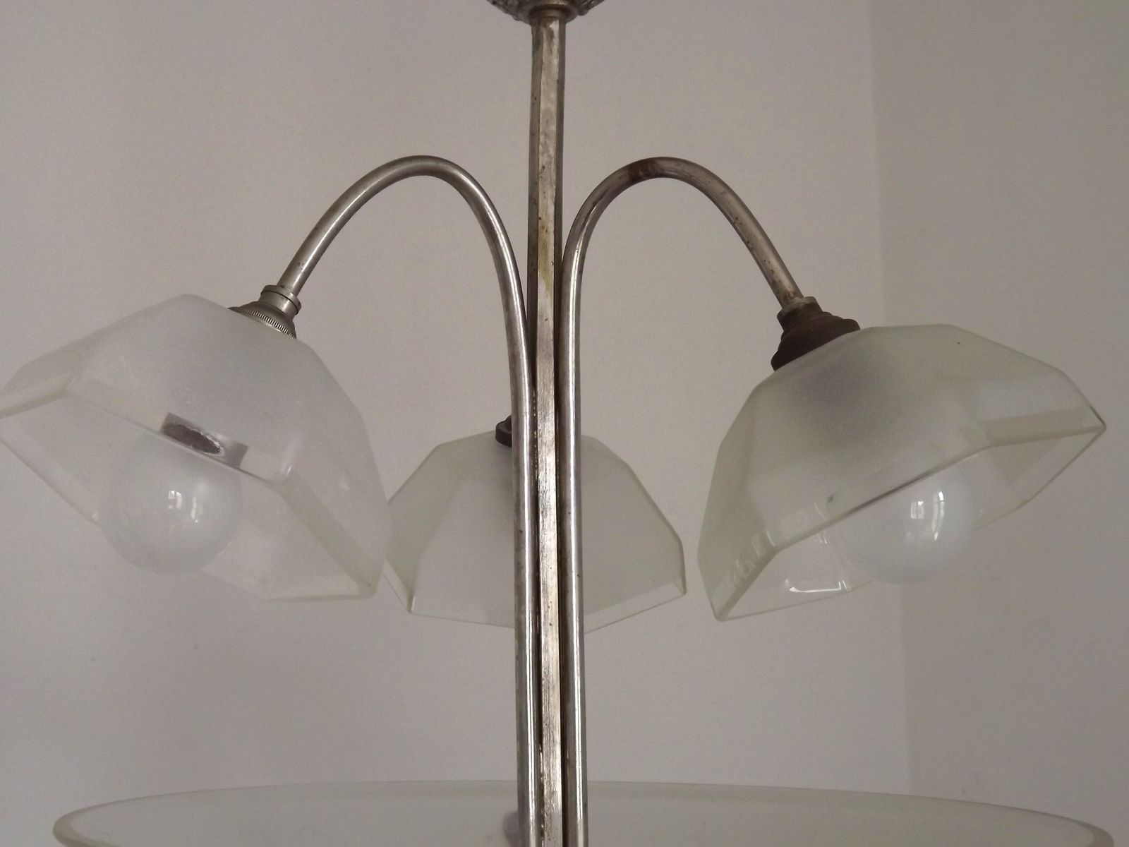 Verlichting Franse art deco hanglamp met 3 lichtpunten – zilverkleurig metaal met grote kegelvormige kap en 3 zeshoekige glazen kappen photo