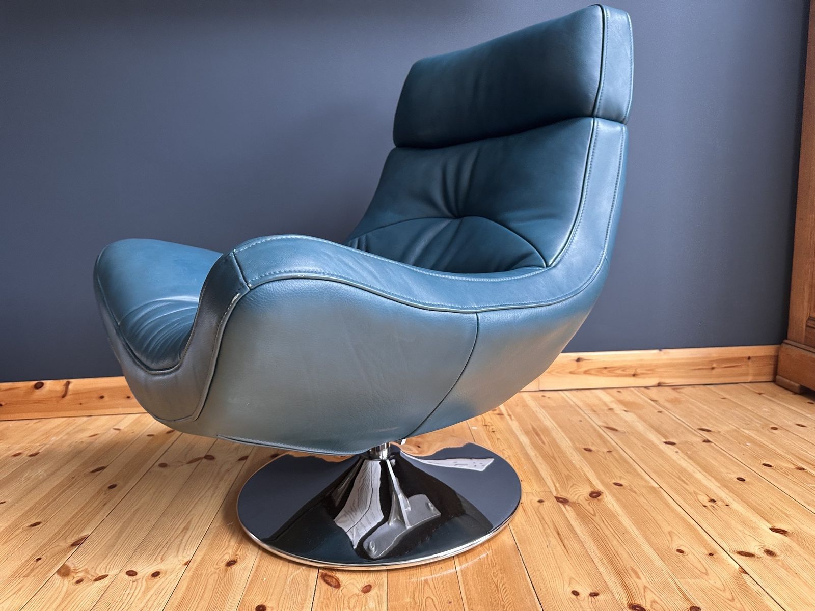 photo furniture Retro Swivel Armchair In Teal Full Grain Leather With Chrome Base