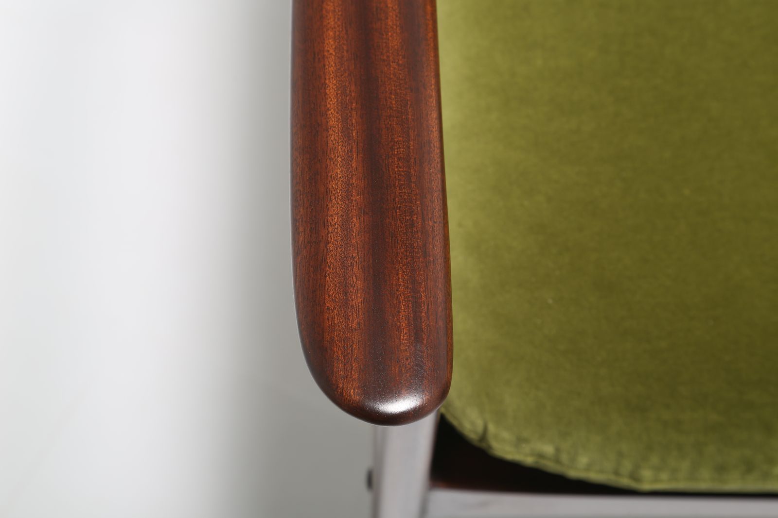 photo furniture Pair Of Ole Wanscher Pj112 Easy Chairs In Mahogany And Green Cotton Velvet For Poul Jeppesen, 1950s.