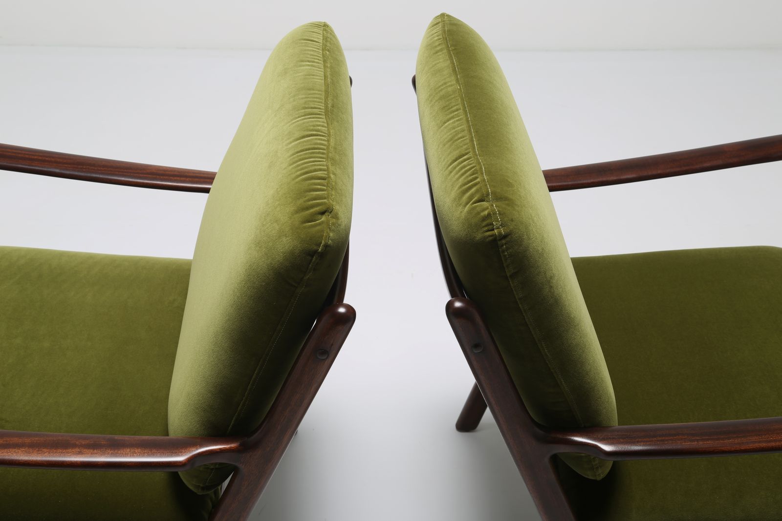 Mobilier Paire de fauteuils Ole Wanscher PJ112 en acajou et velours de coton vert, pour Poul Jeppesen, années 1950. photo