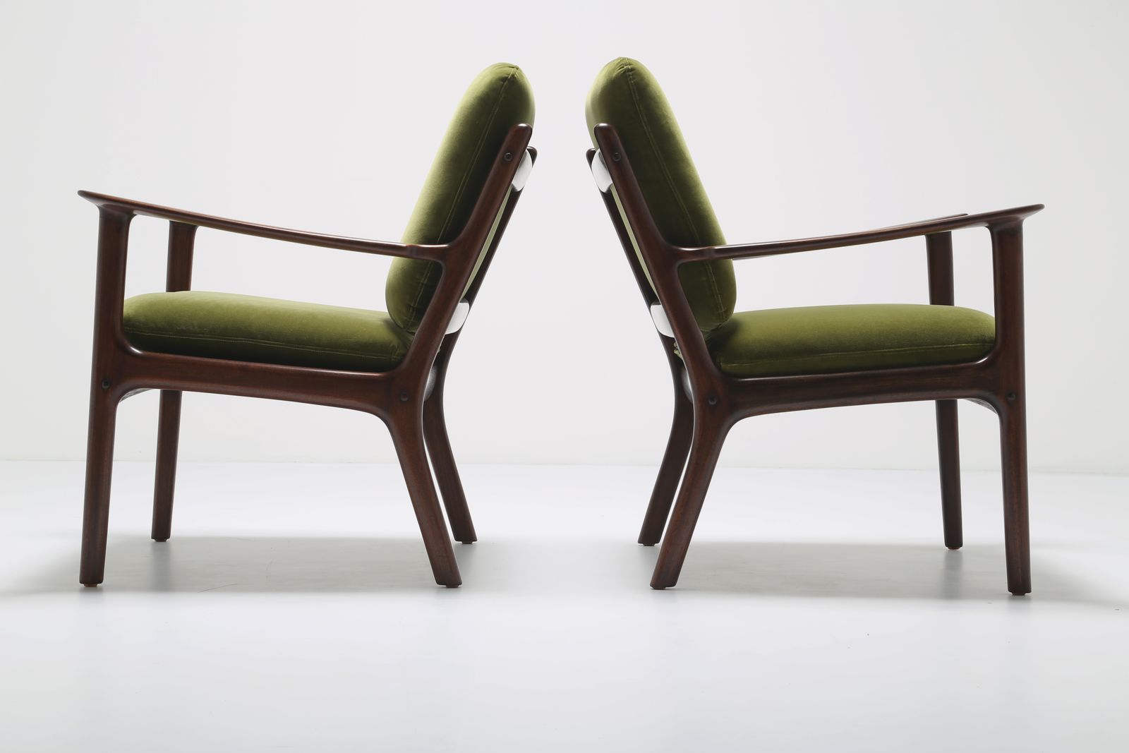photo vinterior Paire de fauteuils Ole Wanscher PJ112 en acajou et velours de coton vert, pour Poul Jeppesen, années 1950.