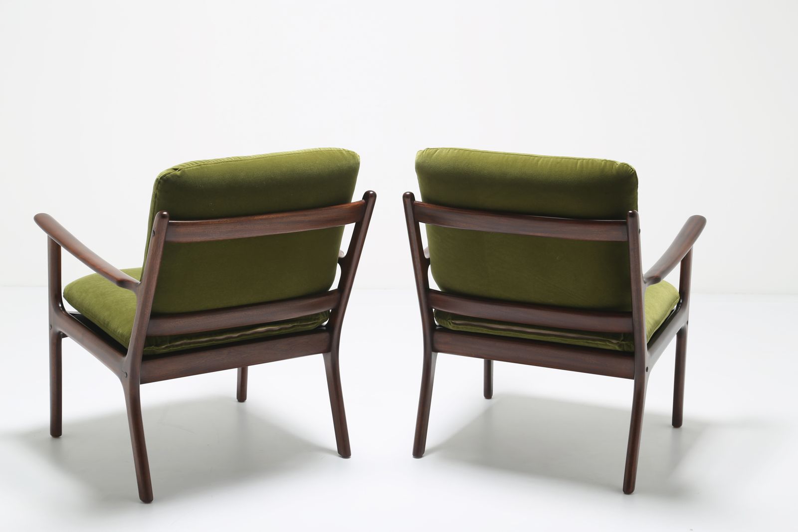 photo vintage Paire de fauteuils Ole Wanscher PJ112 en acajou et velours de coton vert, pour Poul Jeppesen, années 1950.