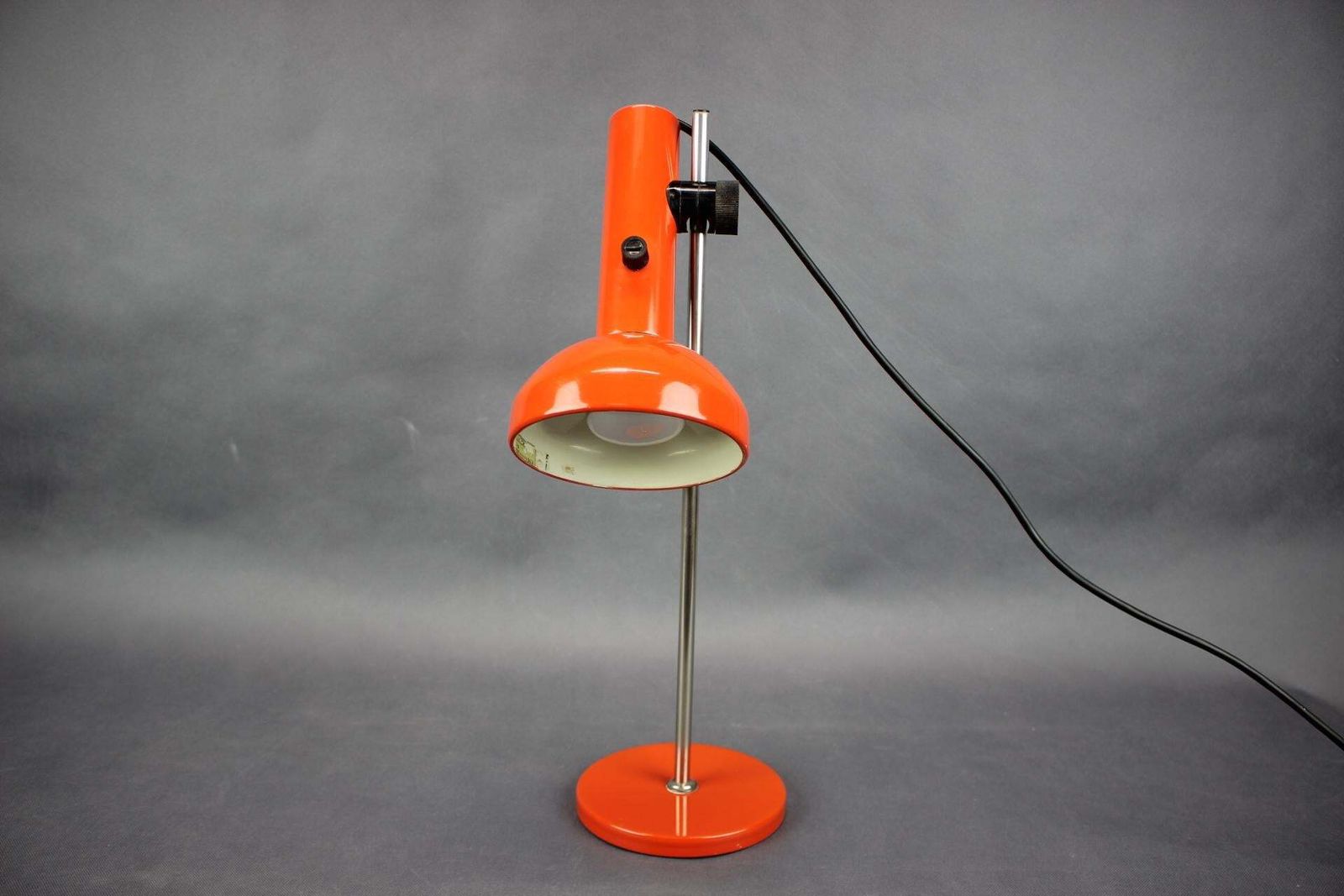 Duitse verstelbare bureaulamp uit de jaren 1970, Bauhaus-stijl, oranje photo Verlichting