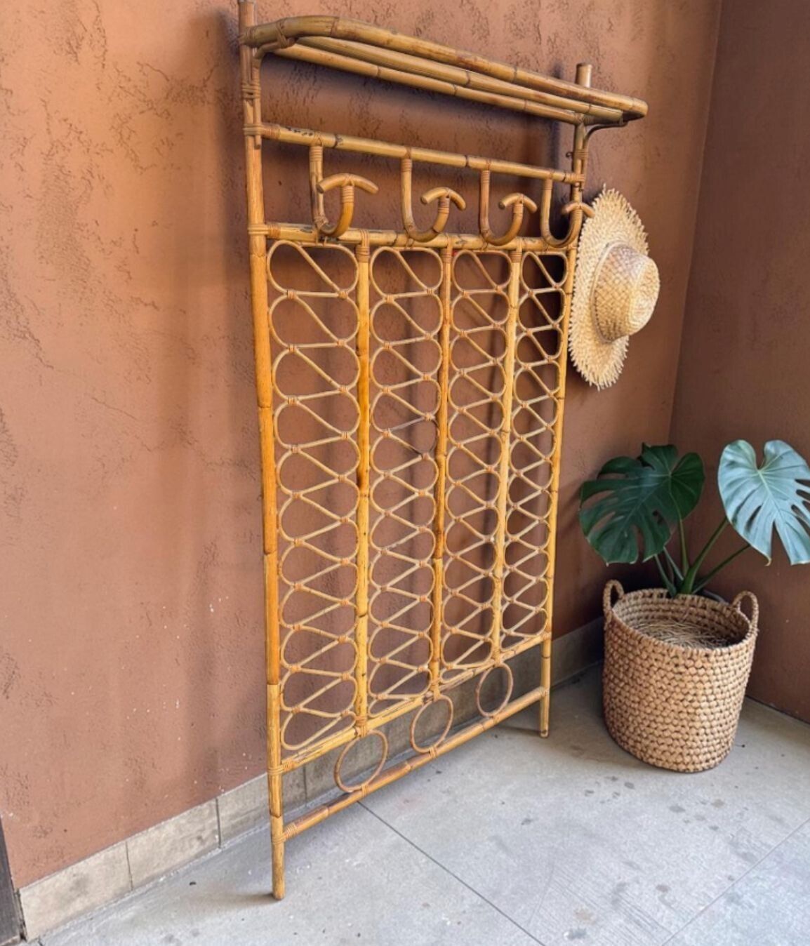 photo vintage An Italian 1970s Full Length Bamboo Coat And Hat Rack With Top Shelf.