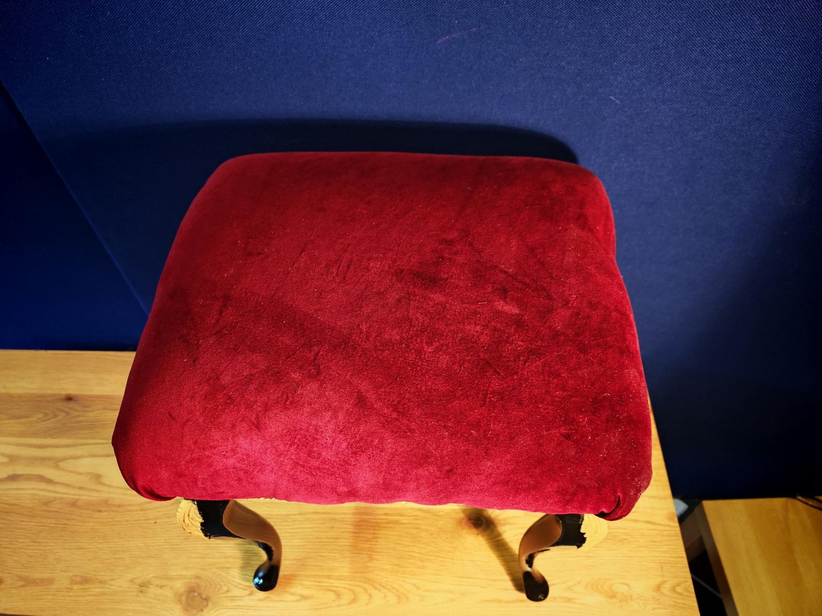 Tabouret de coiffeuse de style français vintage, remis en état - velours bordeaux, bois satiné noir et dorures Rococo - très bon état, 54 cm de hauteur photo vintage