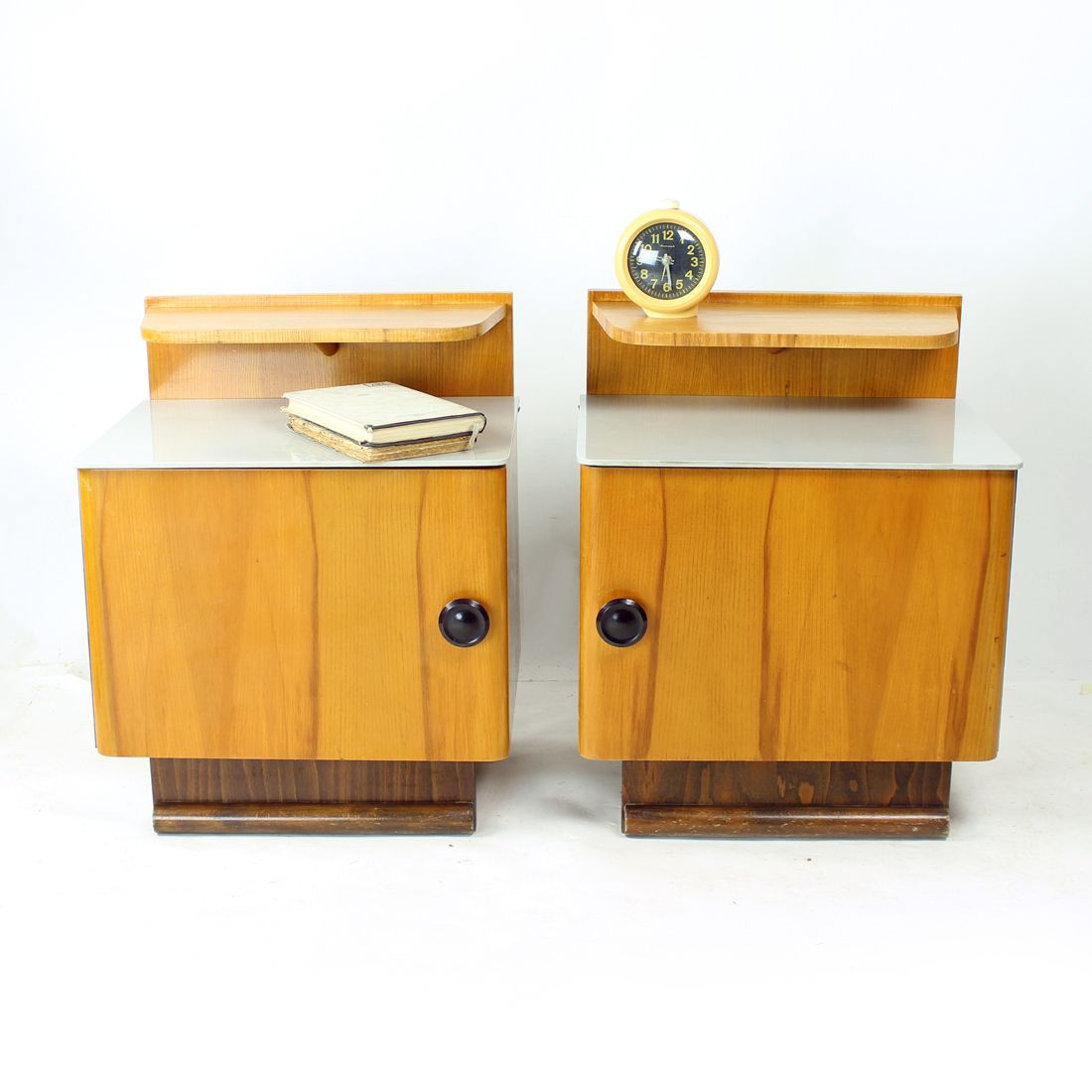 Paar Mid-Century nachtkastjes met grijs opalineglas, Tsjecho-Slowakije, ca. jaren 1950 photo buy