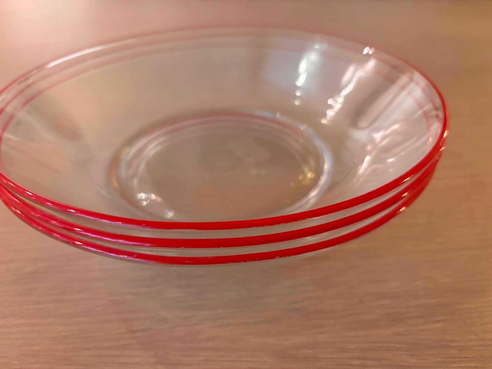 Assiettes creuses vintage VSG France en verre transparent à liseré rouge, lot de 3, années 1950-1960, assiettes profondes mid-century pour pâtes, risotto et soupes photo vinterior