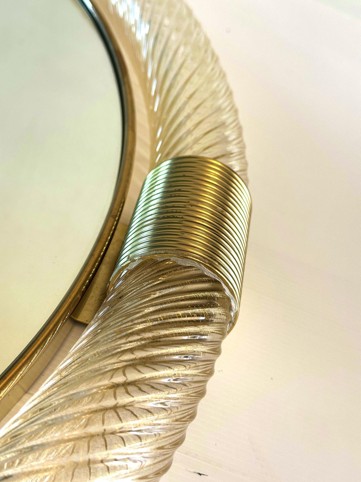 Luxury Round “Torciglione” Gold Murano Glass Wall Mirror In Barovier Style photo vinterior