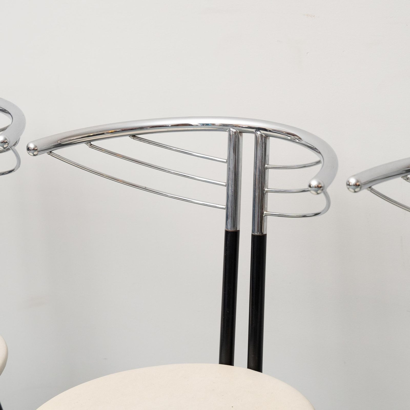 photo furniture Set Of 6 Vintage Chairs In Chromed Metal And White Fabric, 1980s Modern Antiques
