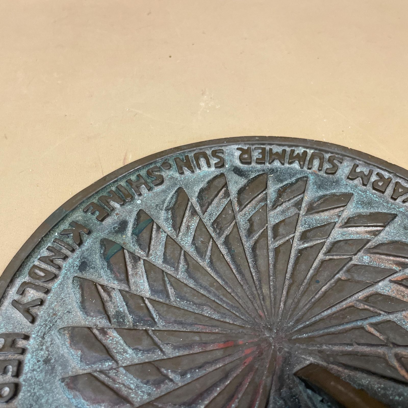 photo vintage Antique Brass Gold Sun Dial Garden Metal Heavy Vintage Garden Decor Round Circular 21.7cm Weather Sundial Engraved Outdoor