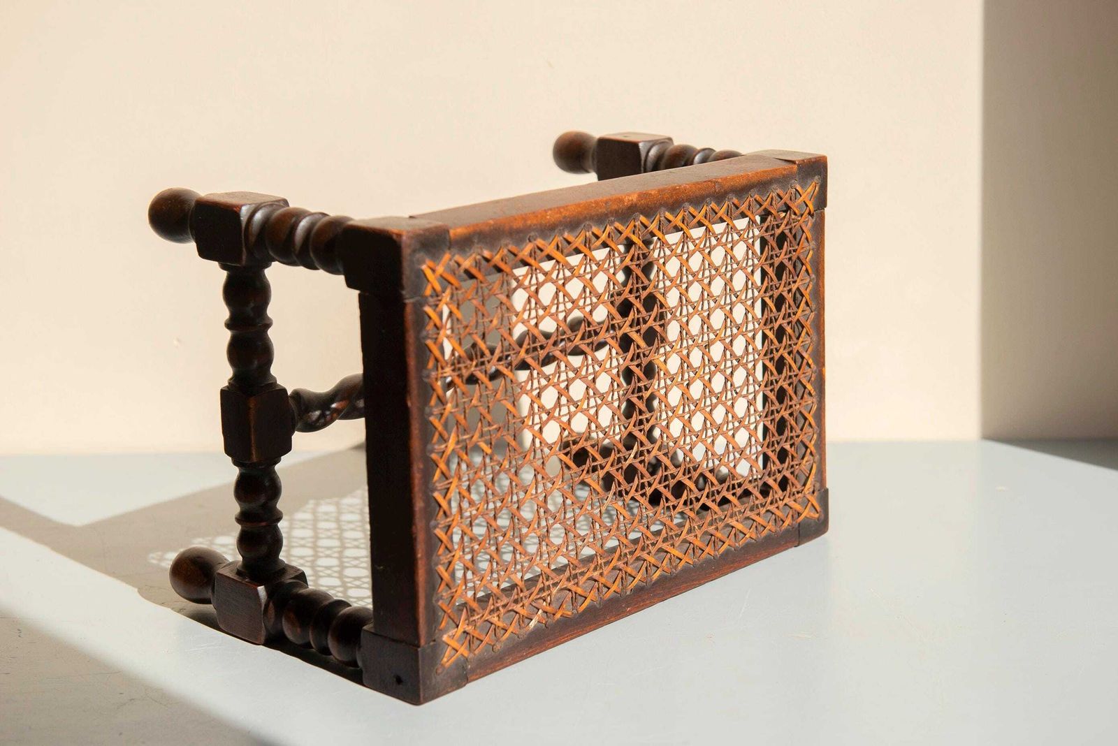 Tabouret d'époque en chêne à torsades et pieds bobines, assise en cannage, petit tabouret rustique anglais photo buy