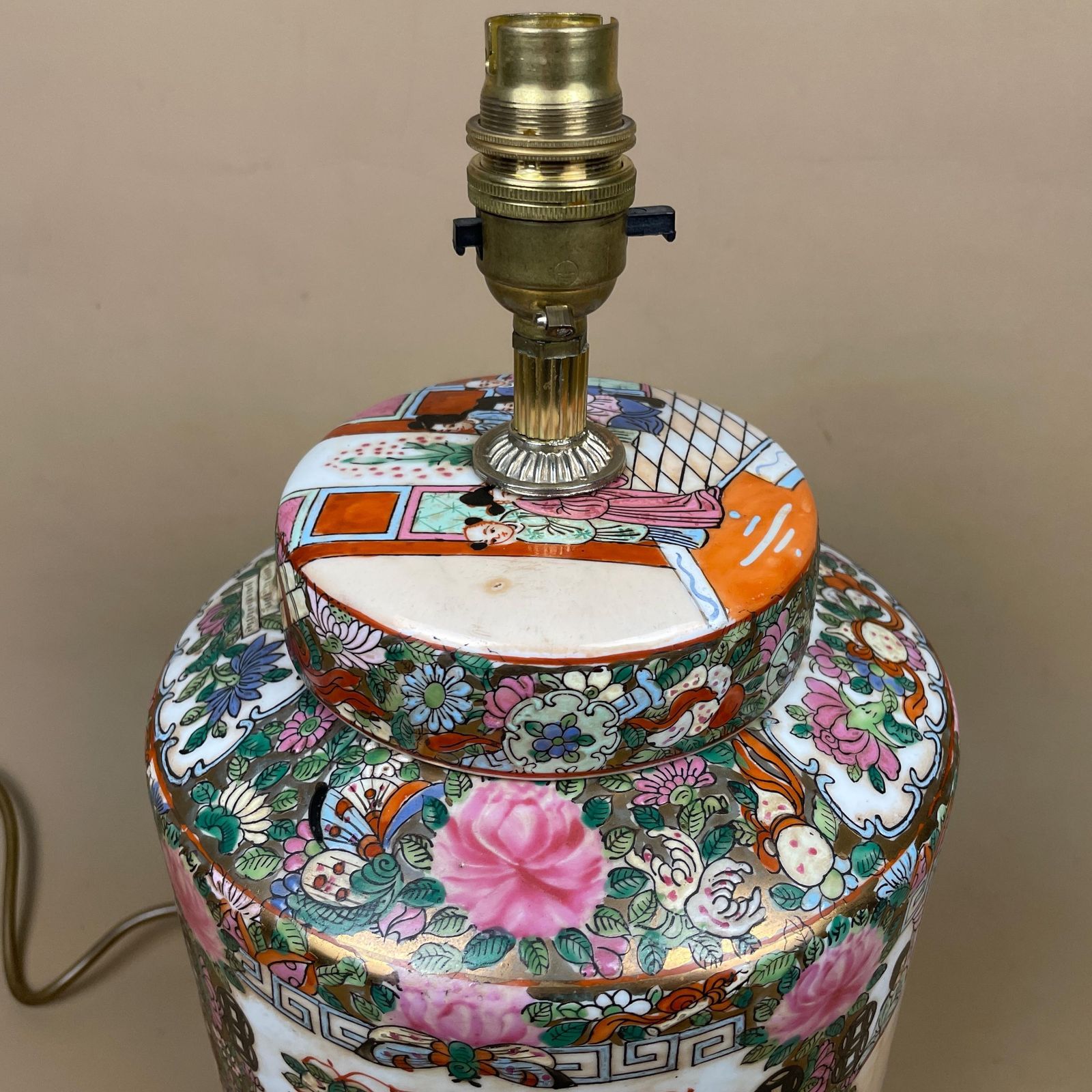 Oriental Ceramic Lamp Light Bedside Table Japanese Decor Porcelain Ginger Jar Vase Hand Painted Floral Pattern Wood Carved Base Antique photo furniture