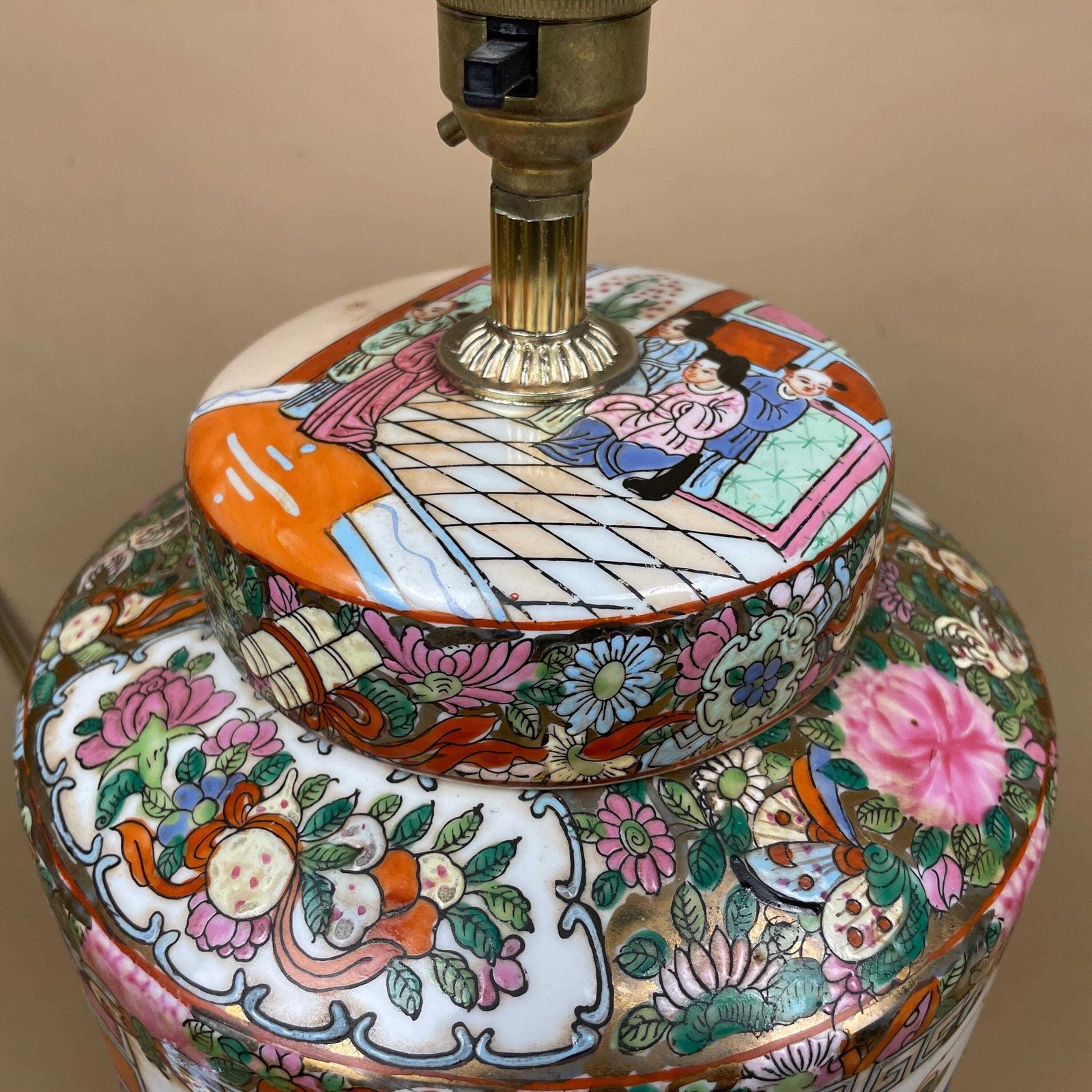 259.0 Oriental Ceramic Lamp Light Bedside Table Japanese Decor Porcelain Ginger Jar Vase Hand Painted Floral Pattern Wood Carved Base Antique photo
