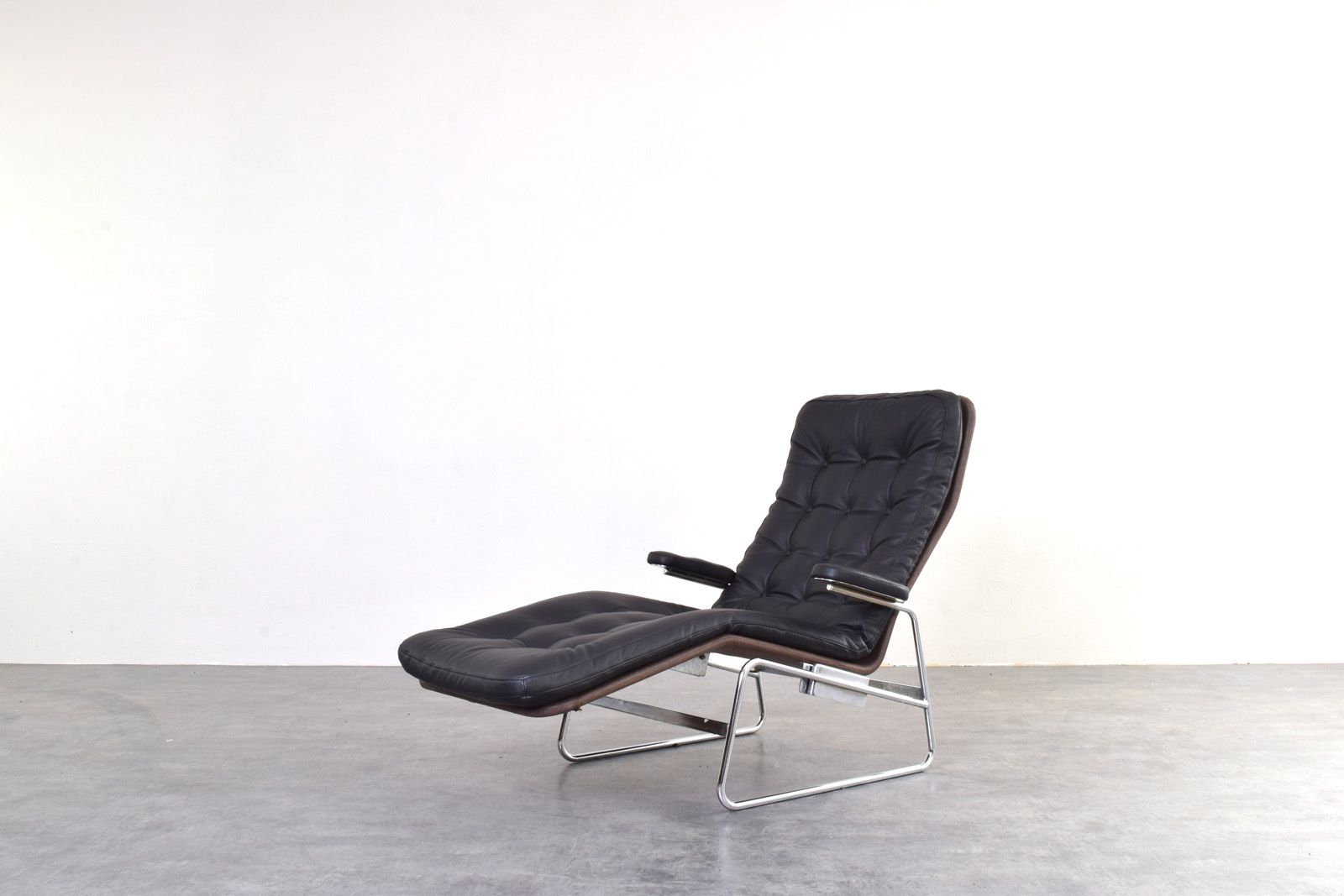 Bauhaus Leather And Chrome Model Fenix Chaise Longue By Sam Larsson For Dux photo furniture
