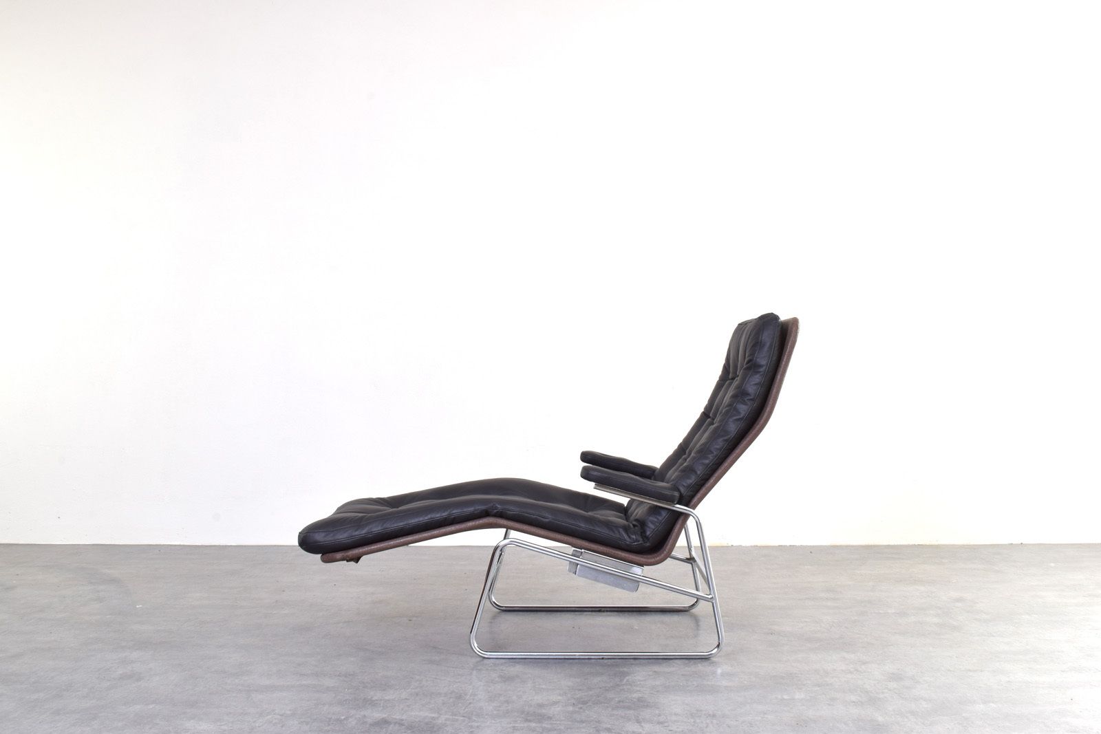 Bauhaus Leather And Chrome Model Fenix Chaise Longue By Sam Larsson For Dux photo vinterior