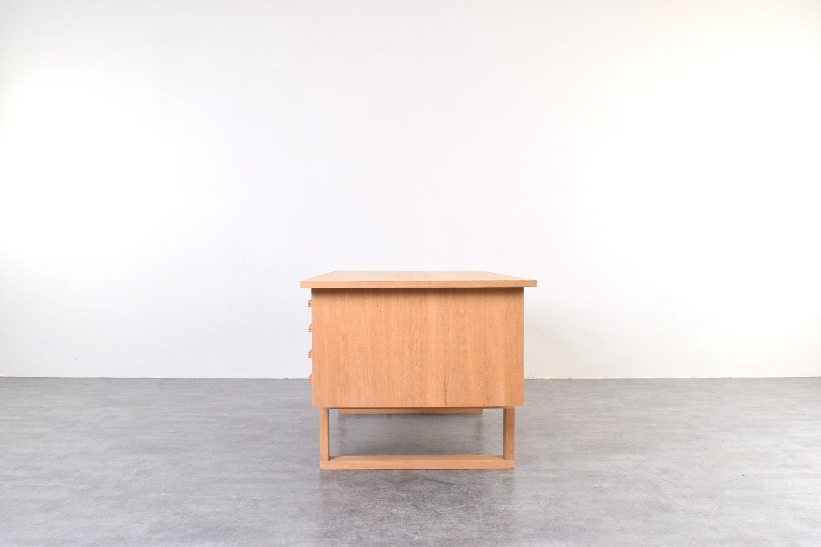 photo furniture Mid Century Oak Freestanding Desk By Torben Valeur & Henning Jensen For Dyrlund, 1960s.